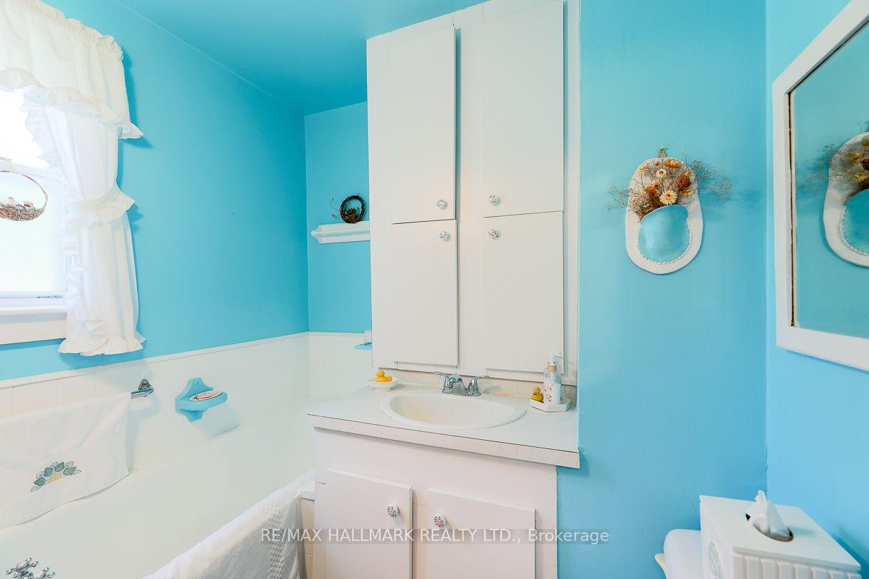 Photo 13 of 40 Pinegrove Avenue, Scarborough, Birchcliffe-Cliffside — HOMEH