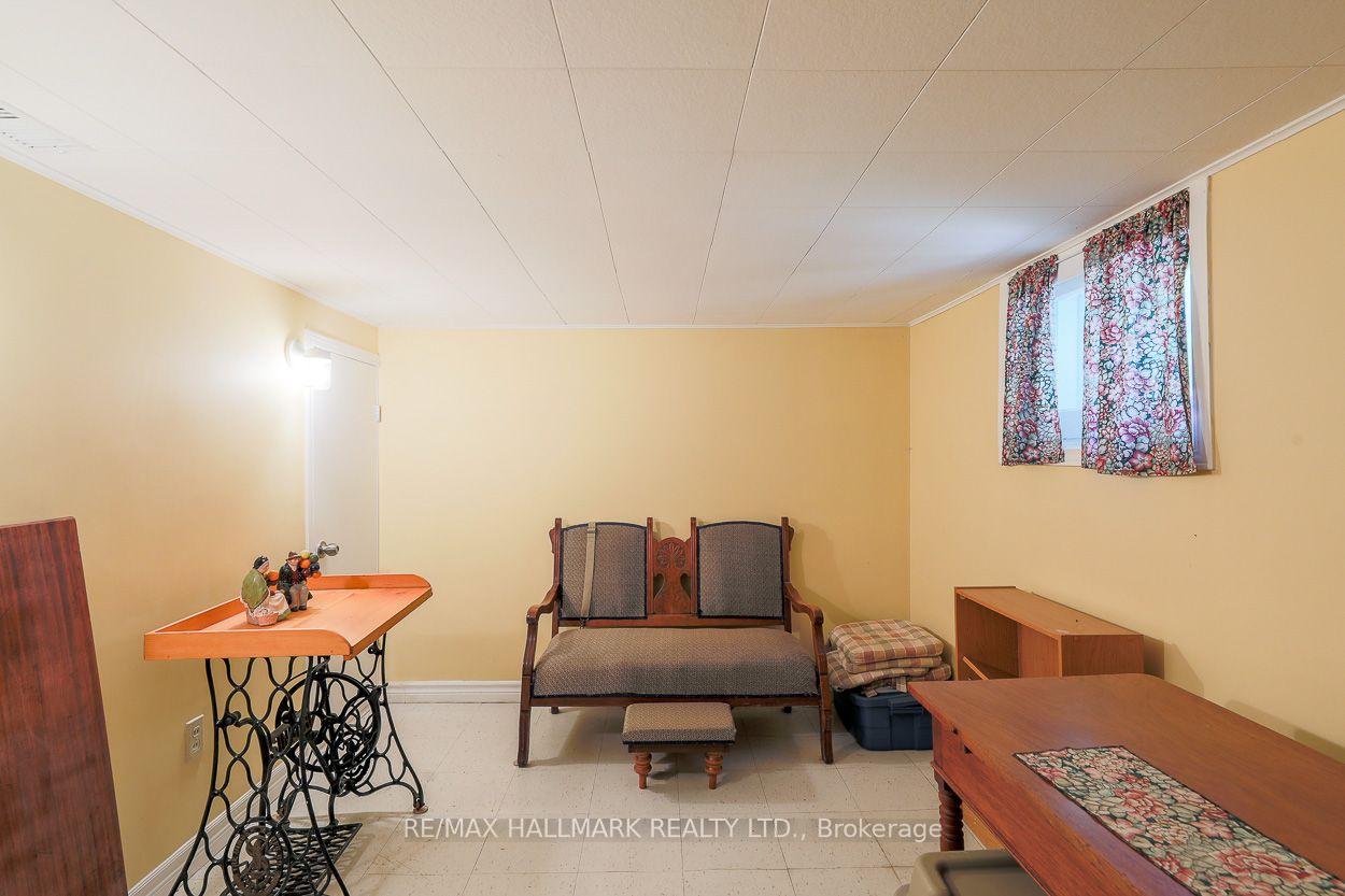 Photo 15 of 40 Pinegrove Avenue, Scarborough, Birchcliffe-Cliffside — HOMEH