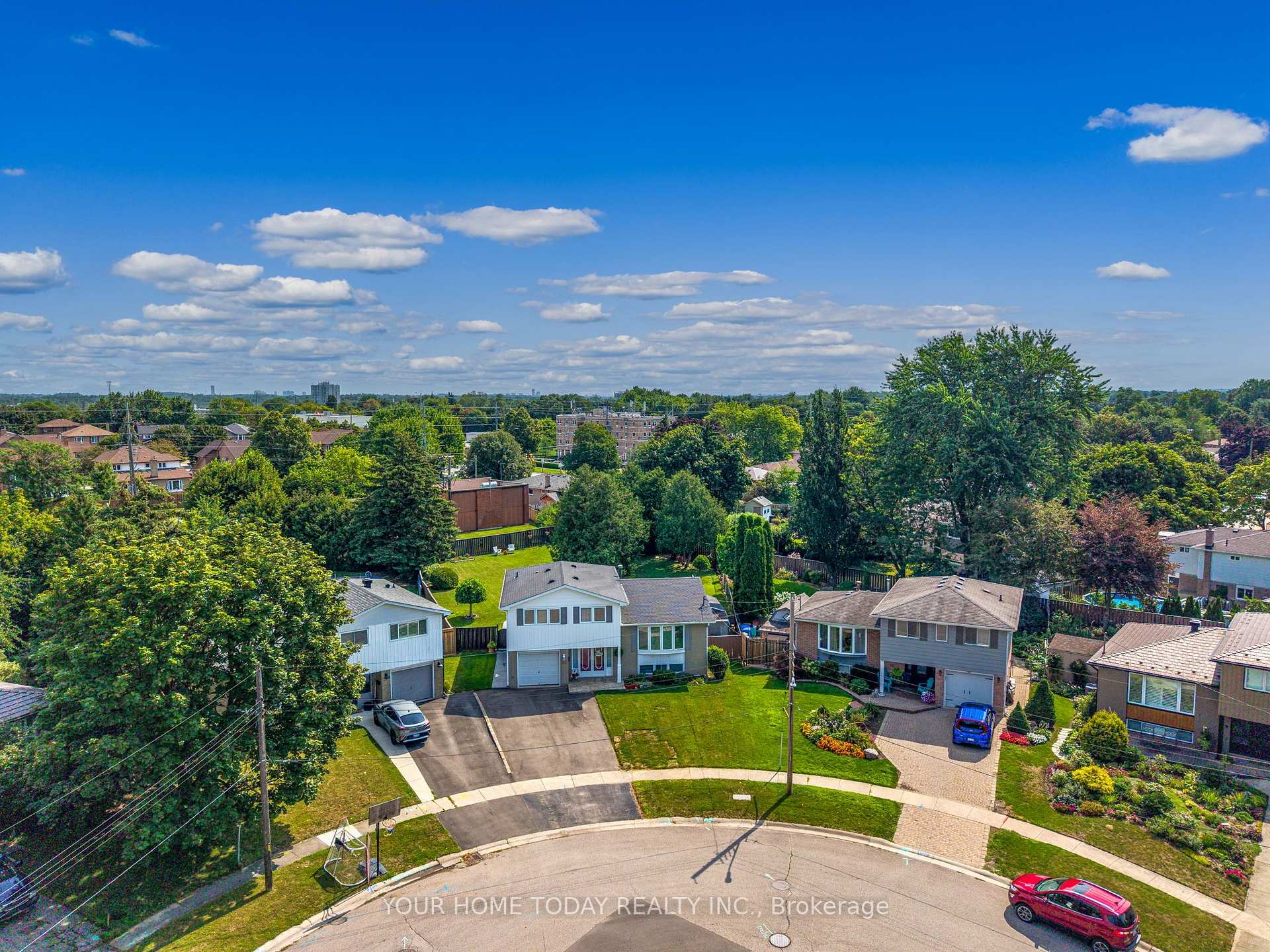 Photo 3 of 10 Marilyn Crescent, Halton Hills, Georgetown — HOMEH