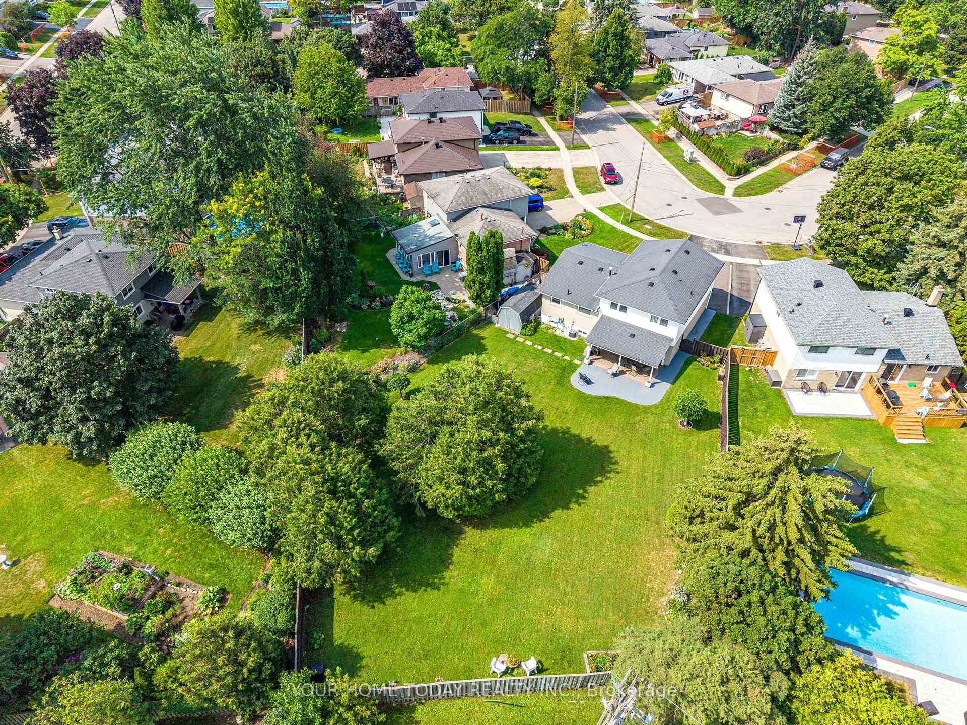 Photo 45 of 10 Marilyn Crescent, Halton Hills, Georgetown — HOMEH