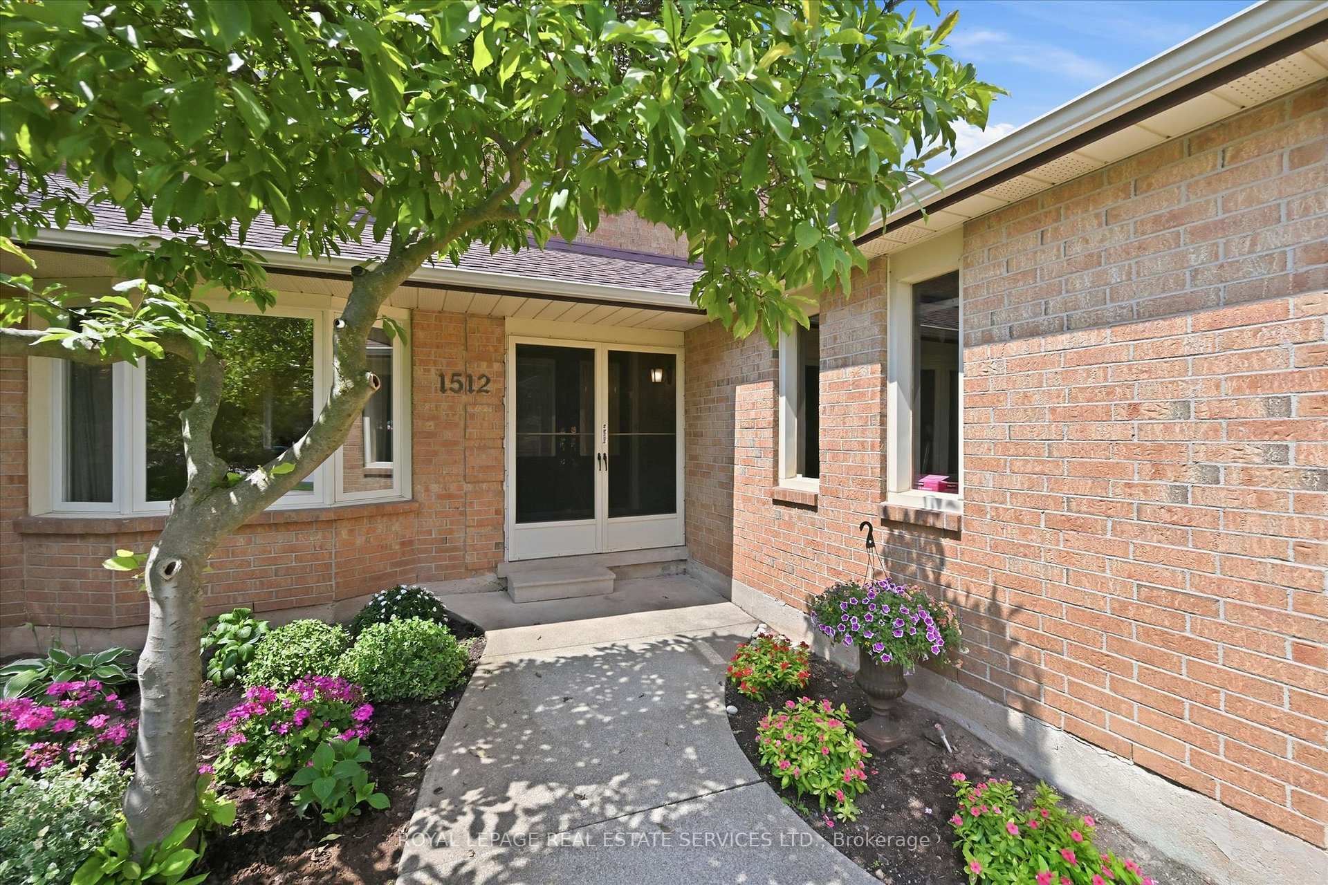 Photo 3 of 1512 Princeton Crescent, Oakville, College Park — HOMEH