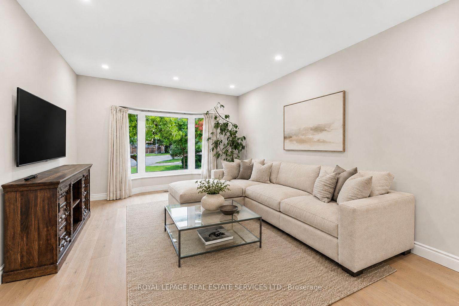 Photo 8 of 1512 Princeton Crescent, Oakville, College Park — HOMEH