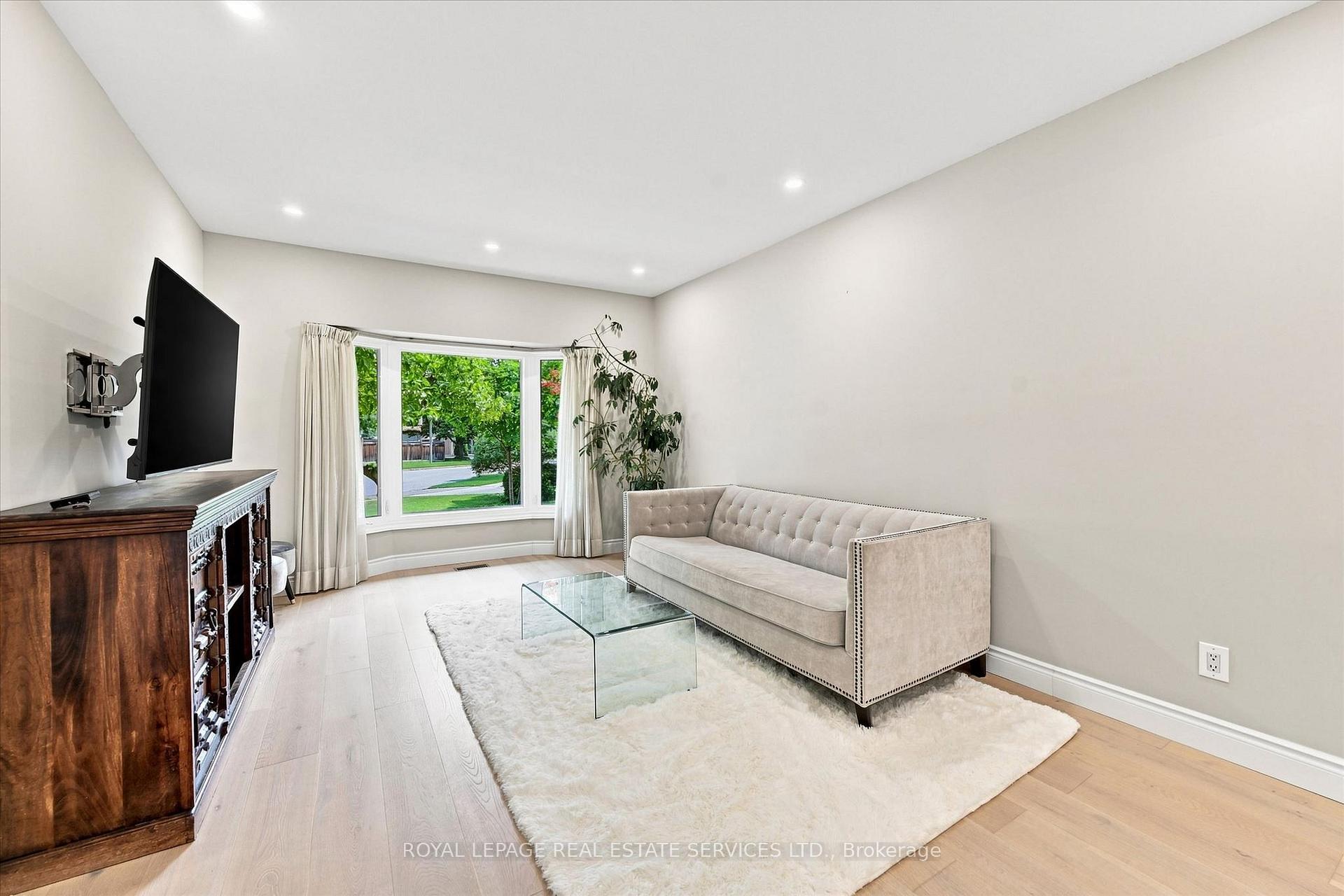 Photo 9 of 1512 Princeton Crescent, Oakville, College Park — HOMEH