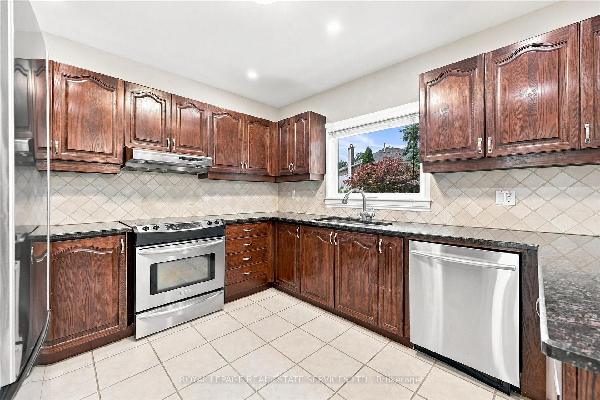 Photo 16 of 1512 Princeton Crescent, Oakville, College Park — HOMEH