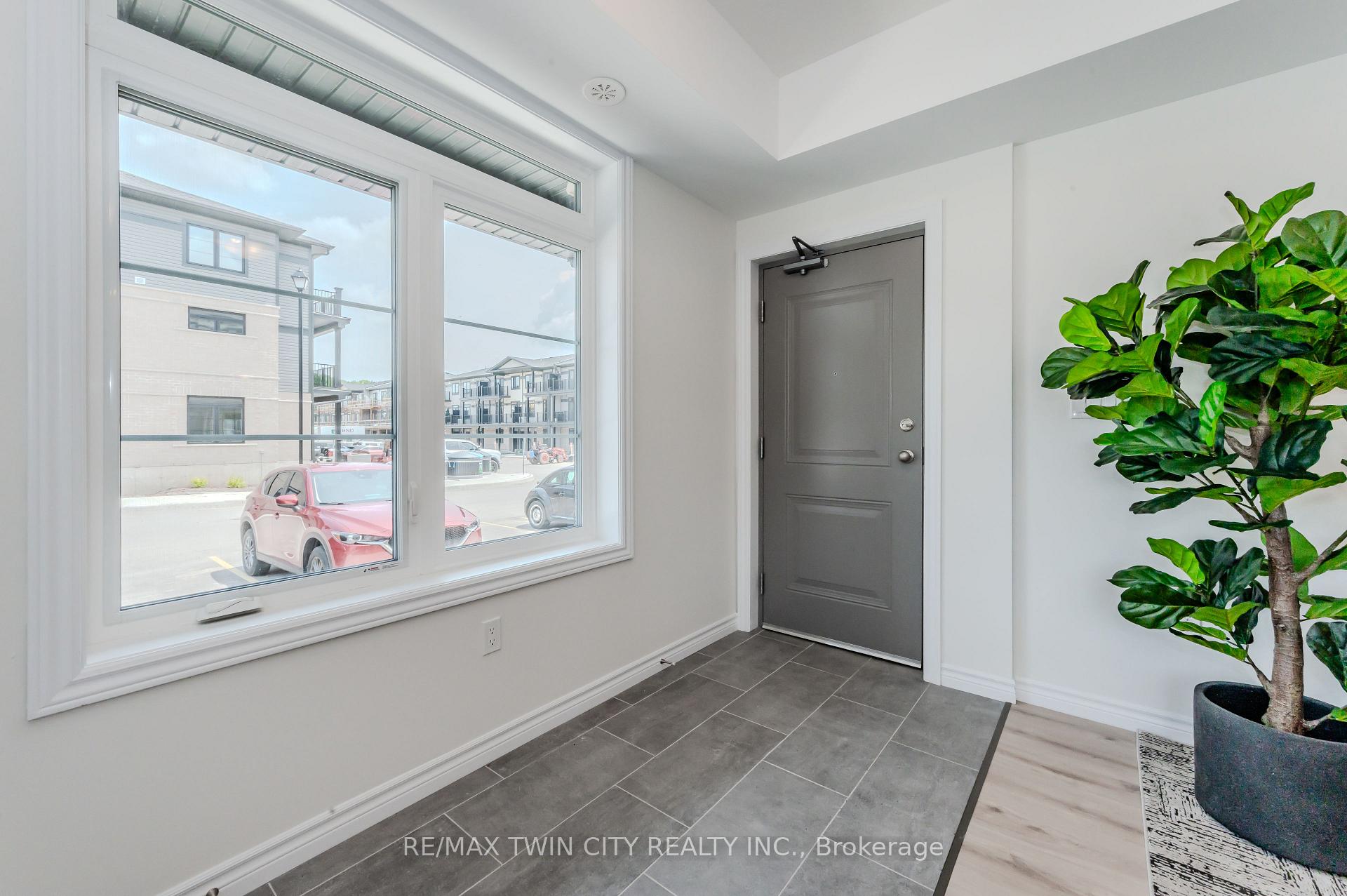 Photo 4 of 39 Lomond Lane, Kitchener, Civic Centre — HOMEH