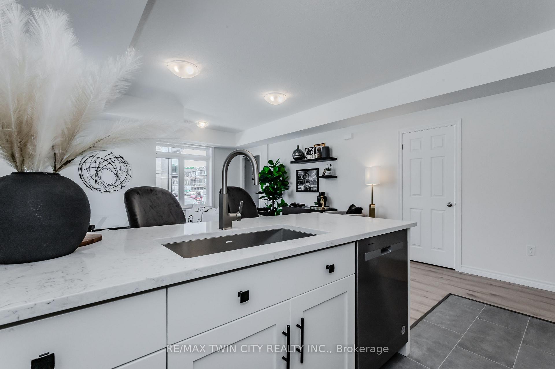 Photo 14 of 39 Lomond Lane, Kitchener, Civic Centre — HOMEH