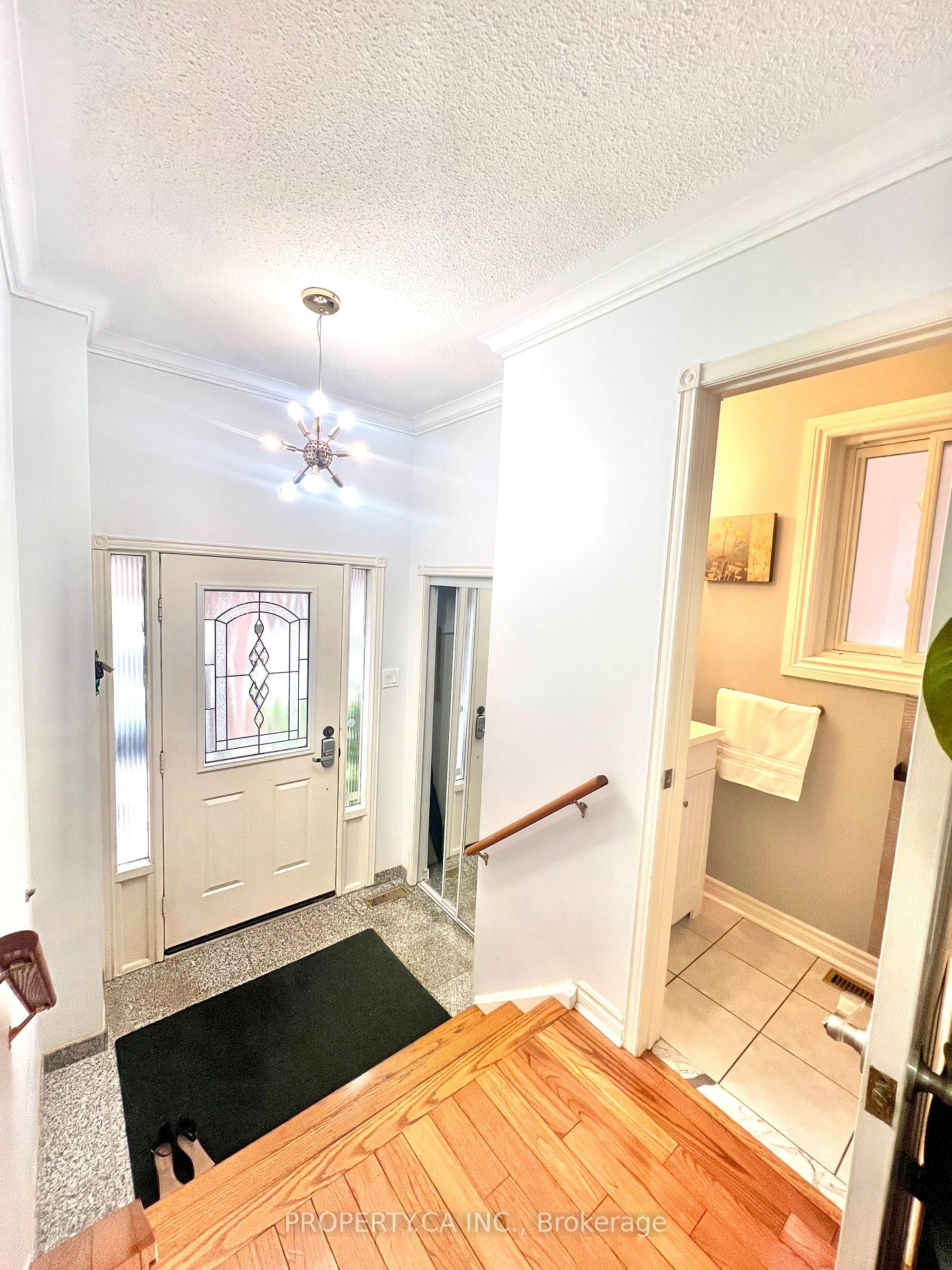 Photo 3 of 80 Peter Andrew Crescent, Vaughan, Brownridge — HOMEH