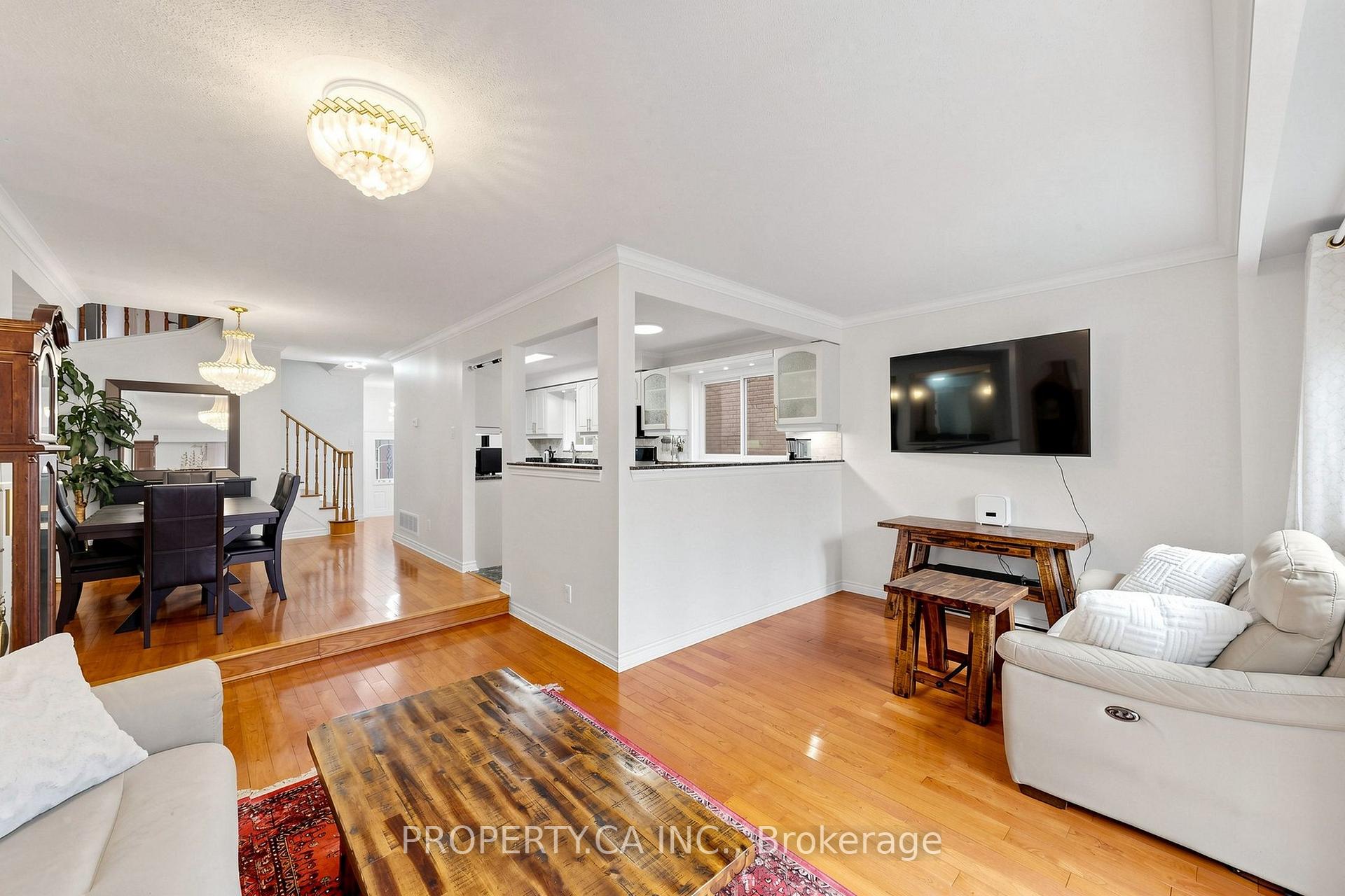 Photo 8 of 80 Peter Andrew Crescent, Vaughan, Brownridge — HOMEH