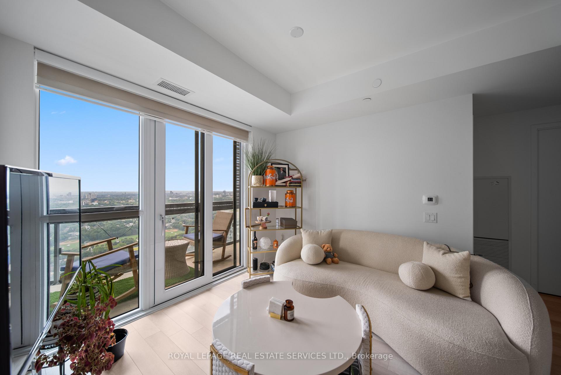 Photo of Unit 4207, 39 Roehampton Avenue