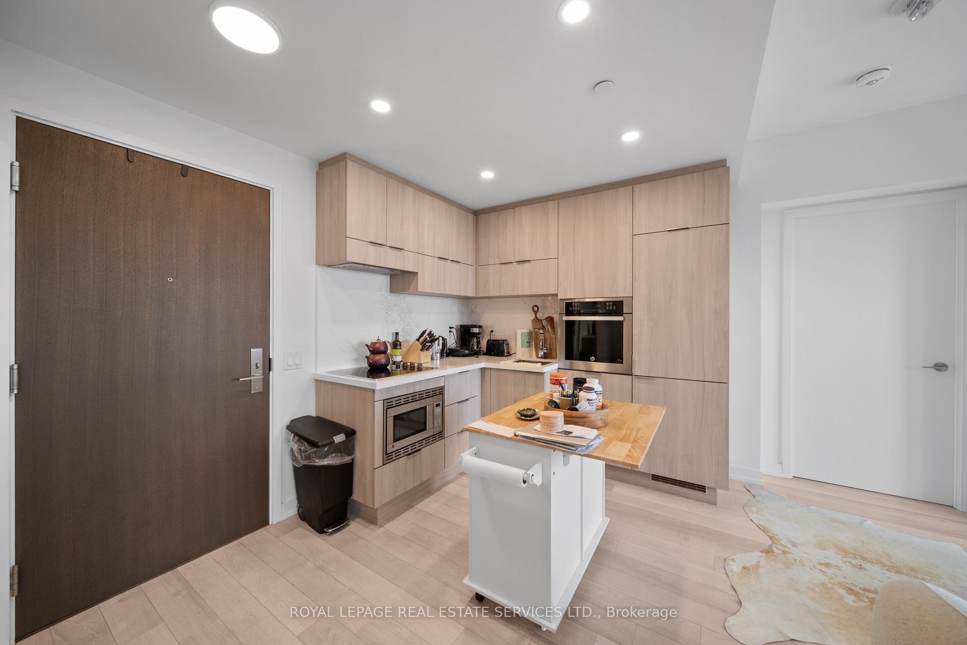Photo 3 of Unit 4207, 39 Roehampton Avenue, Toronto, Mount Pleasant West — HOMEH