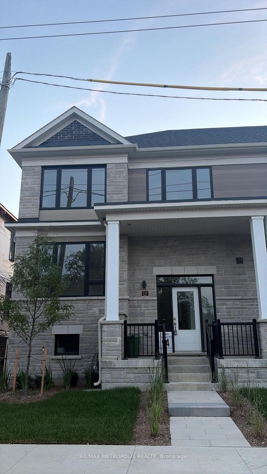Front of 237 Lindsay Street N