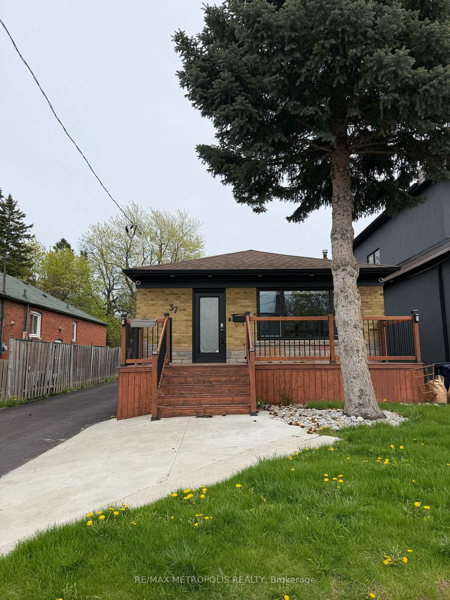 Front of 37 Lynvalley Crescent
