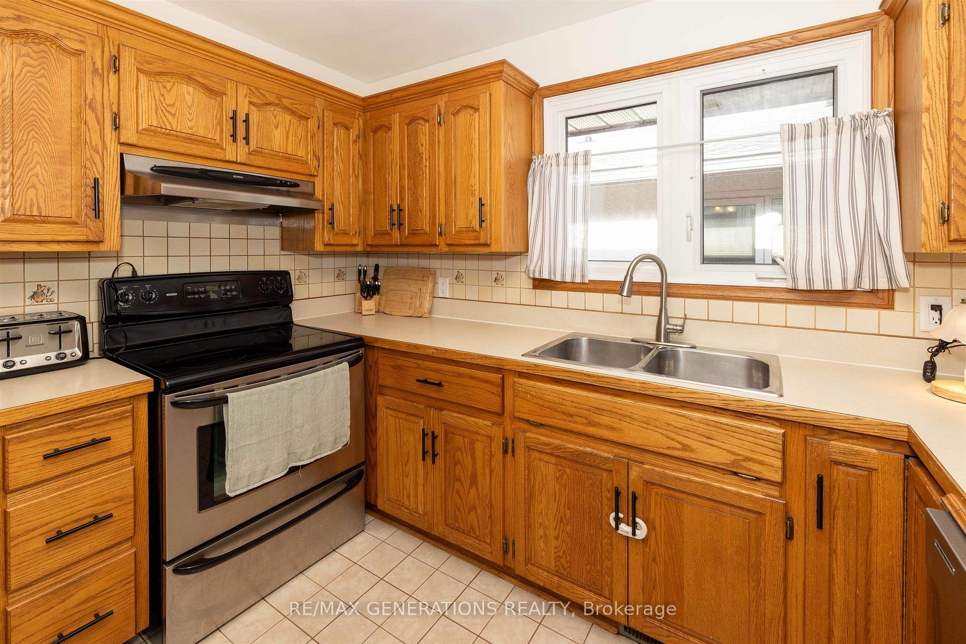 Photo 6 of 115 Mary Street E, Thunder Bay, Westfort — HOMEH