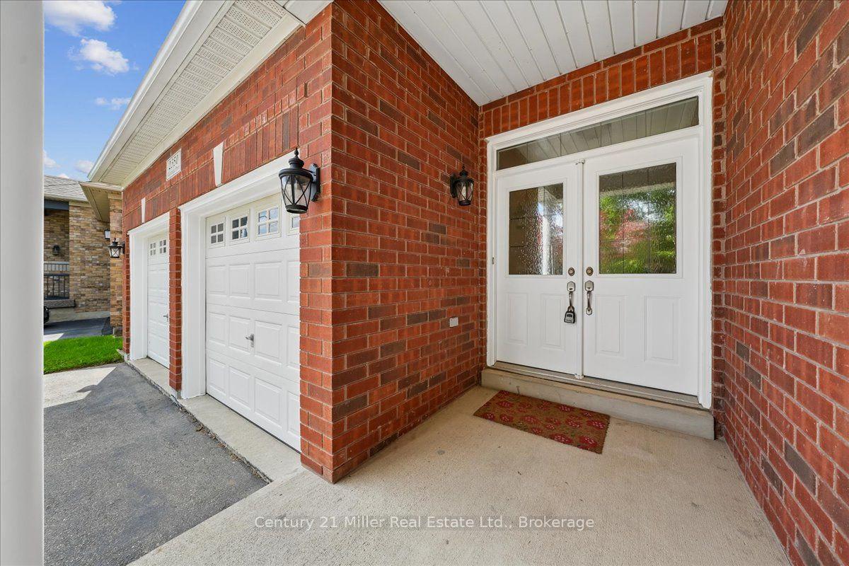 Photo 2 of 2350 Valleyridge Drive, Oakville, Bronte Creek — HOMEH