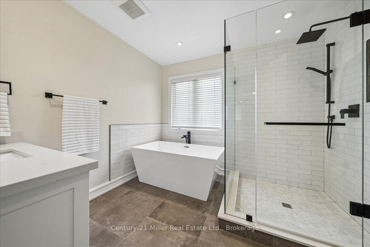 Photo 18 of 2350 Valleyridge Drive, Oakville, Bronte Creek — HOMEH