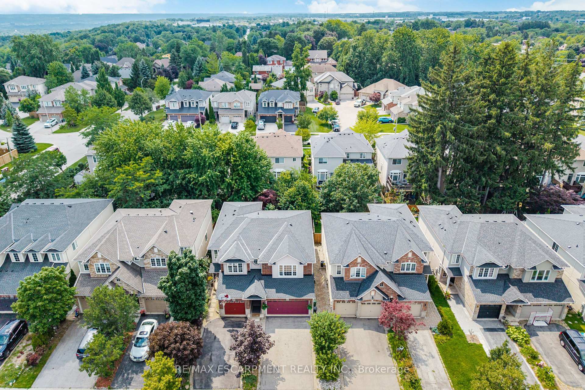 Photo 2 of 40 Sunnycroft Court, Hamilton, Waterdown — HOMEH