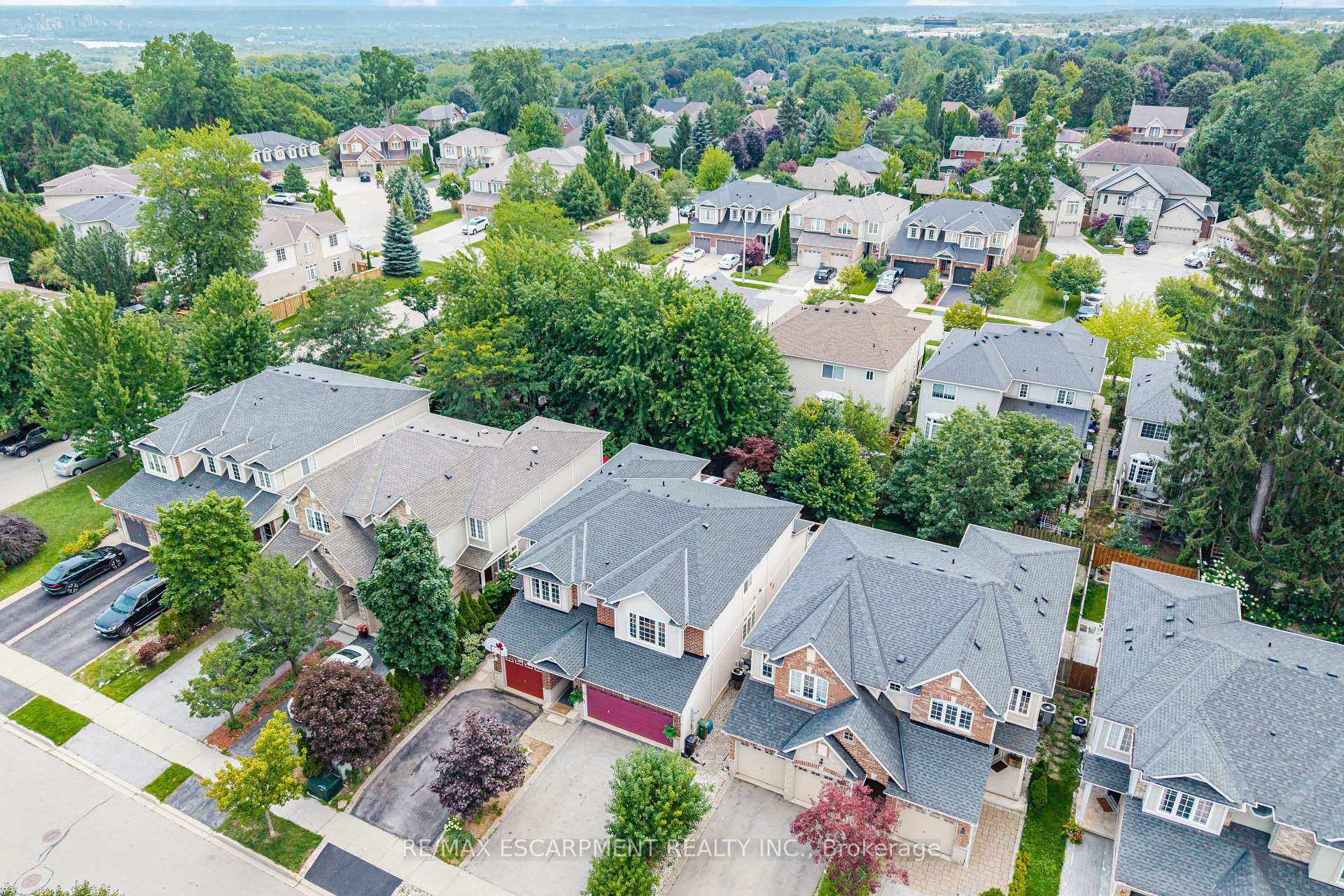 Photo 3 of 40 Sunnycroft Court, Hamilton, Waterdown — HOMEH