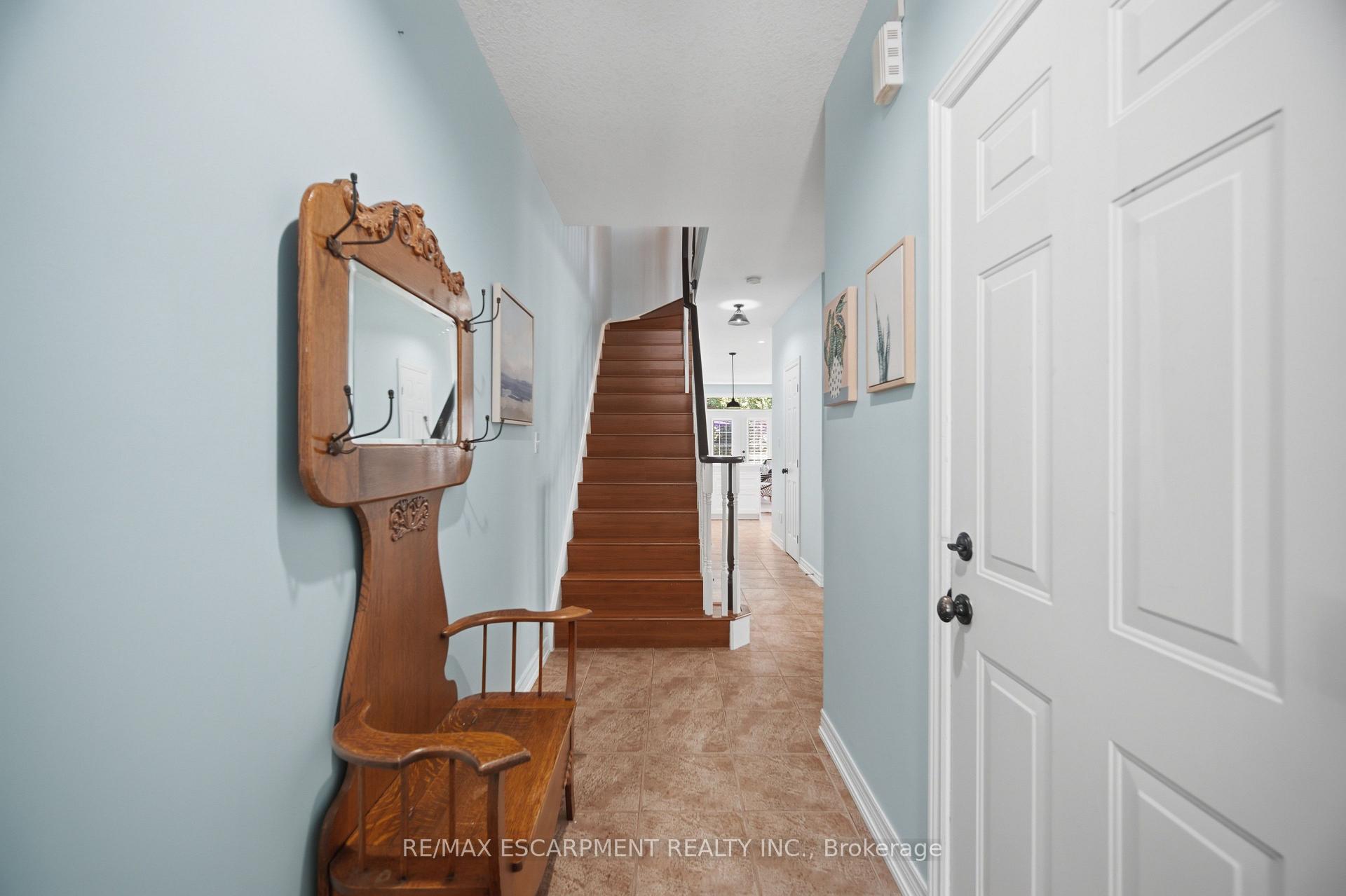 Photo 4 of 40 Sunnycroft Court, Hamilton, Waterdown — HOMEH