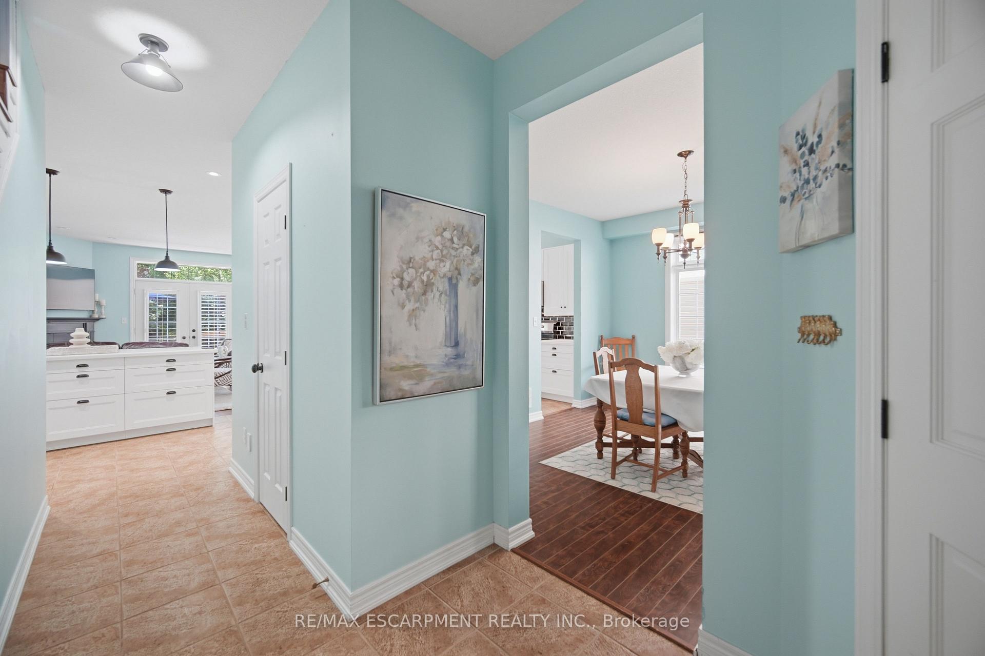 Photo 5 of 40 Sunnycroft Court, Hamilton, Waterdown — HOMEH