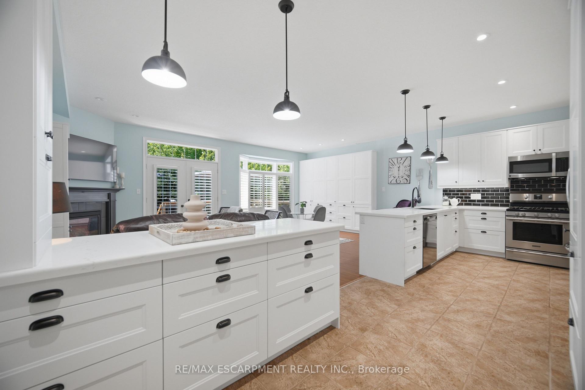 Photo 6 of 40 Sunnycroft Court, Hamilton, Waterdown — HOMEH