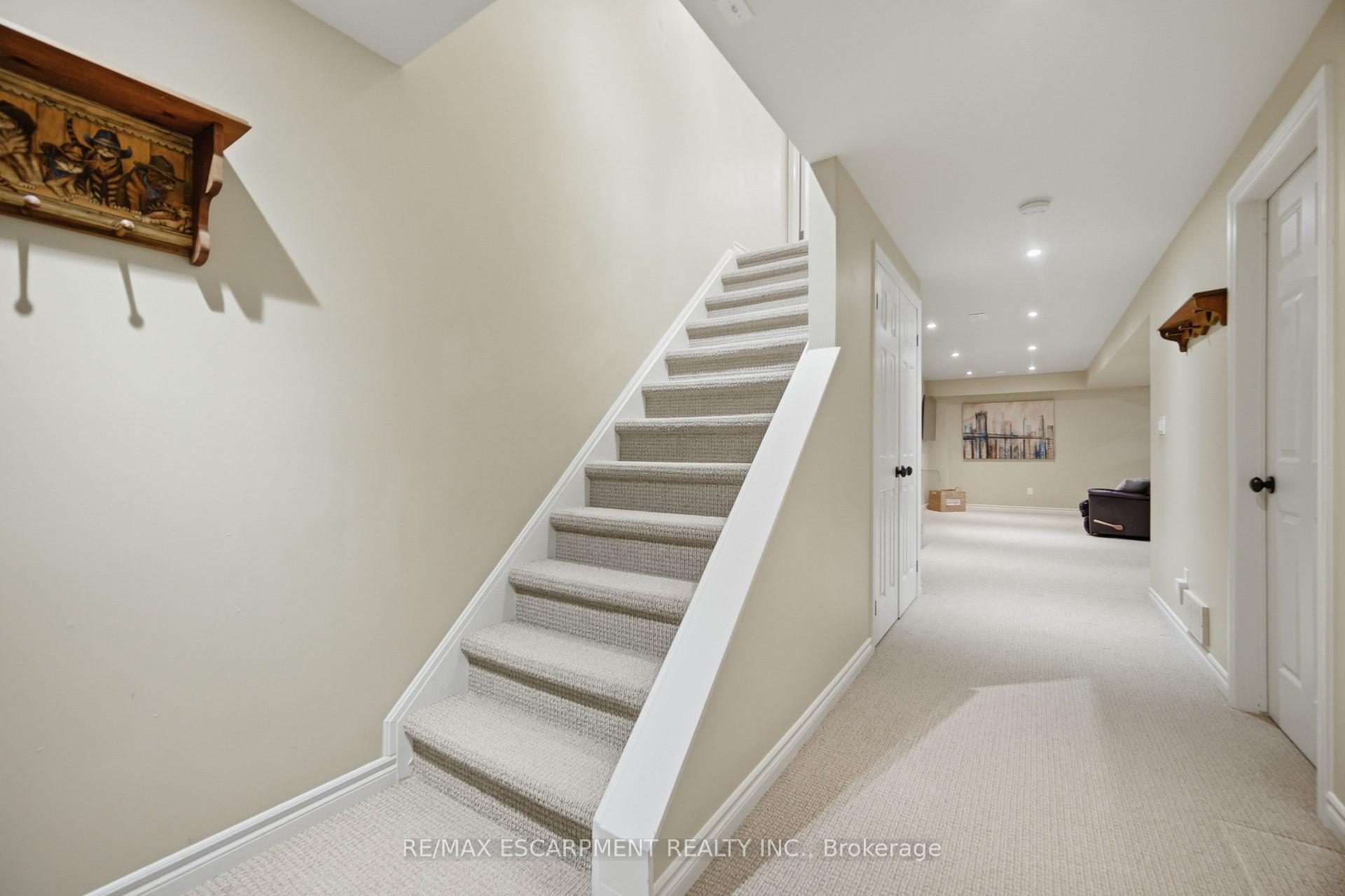 Photo 33 of 40 Sunnycroft Court, Hamilton, Waterdown — HOMEH