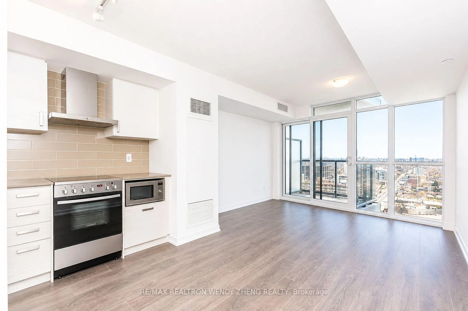 Photo 4 of Unit 1812, 125 Redpath Avenue, Toronto, Mount Pleasant West — HOMEH