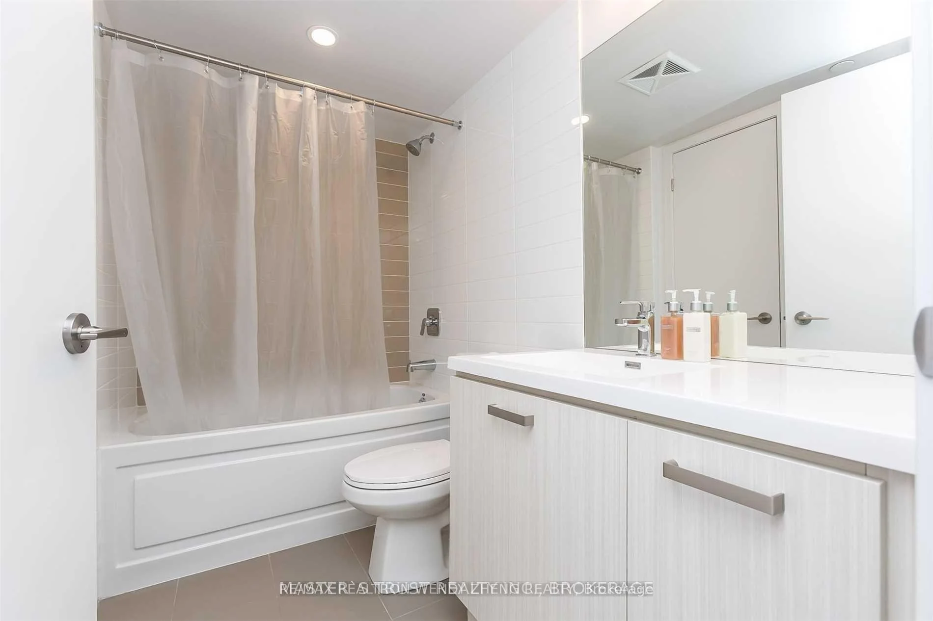 Photo 12 of Unit 1812, 125 Redpath Avenue, Toronto, Mount Pleasant West — HOMEH