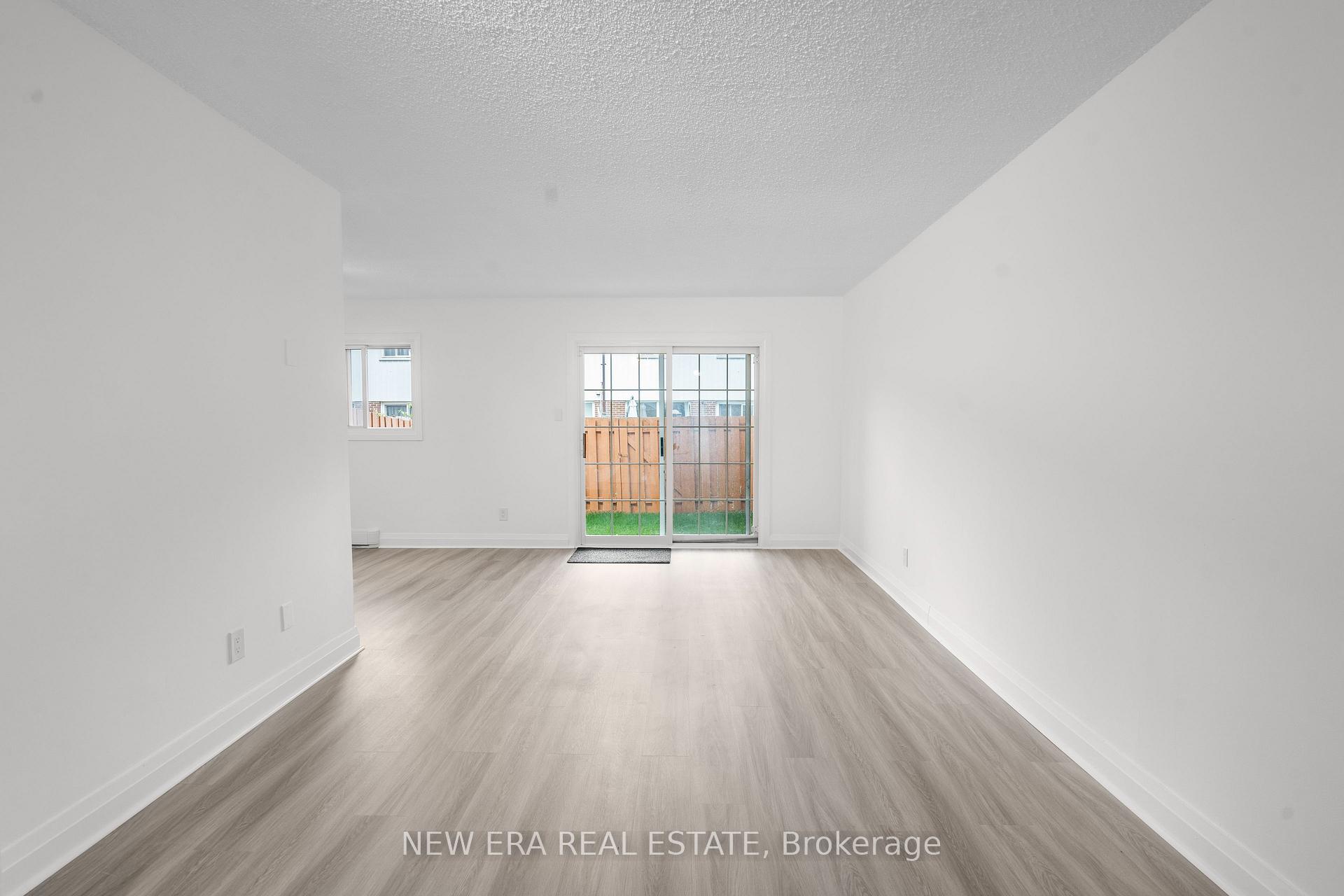 Photo 3 of Unit 6, 2440 Bromsgrove Road, Mississauga, Clarkson — HOMEH
