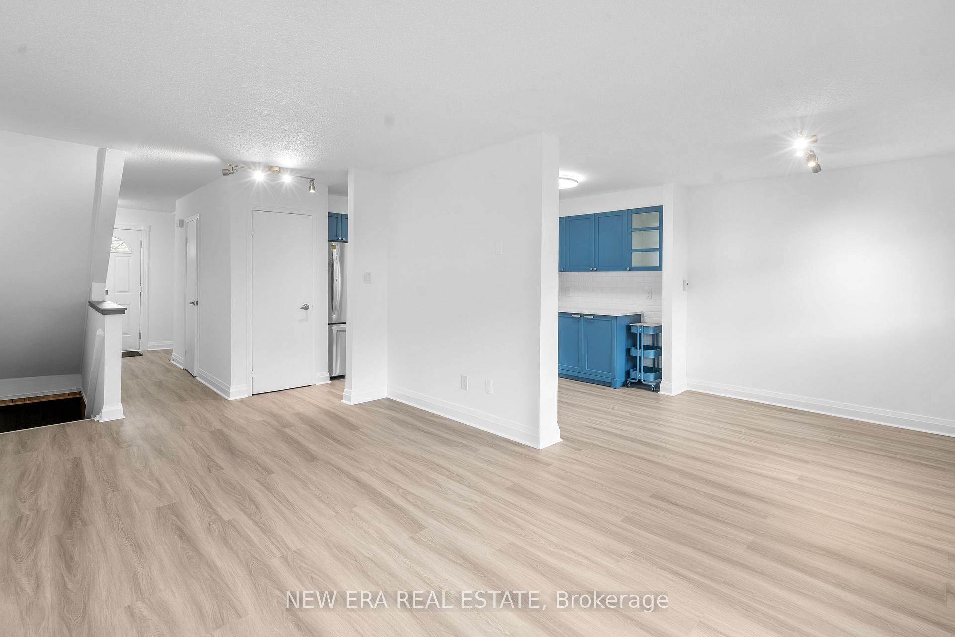 Photo 5 of Unit 6, 2440 Bromsgrove Road, Mississauga, Clarkson — HOMEH