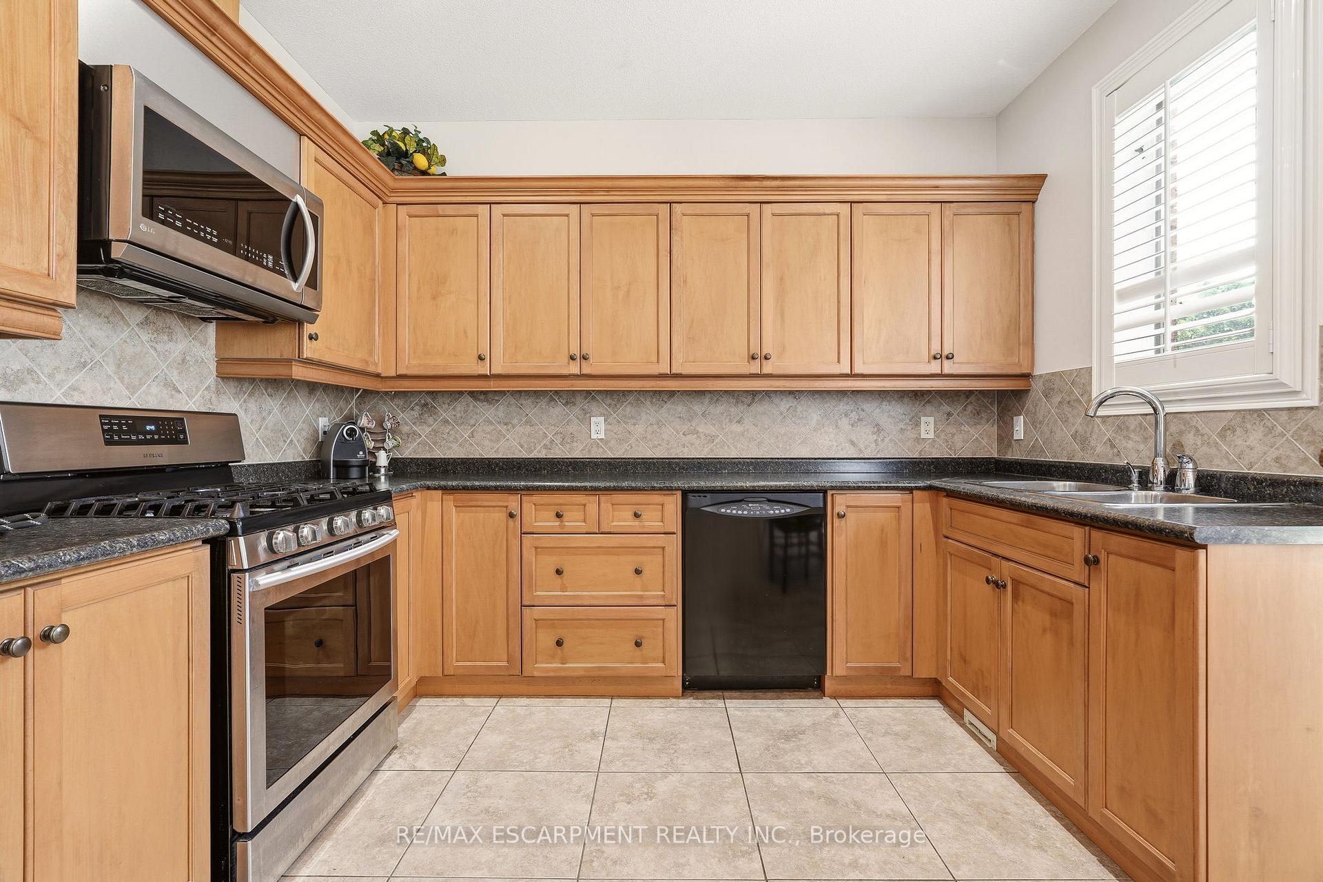 Photo 12 of 64 Wilbur Drive, Hamilton, Binbrook — HOMEH