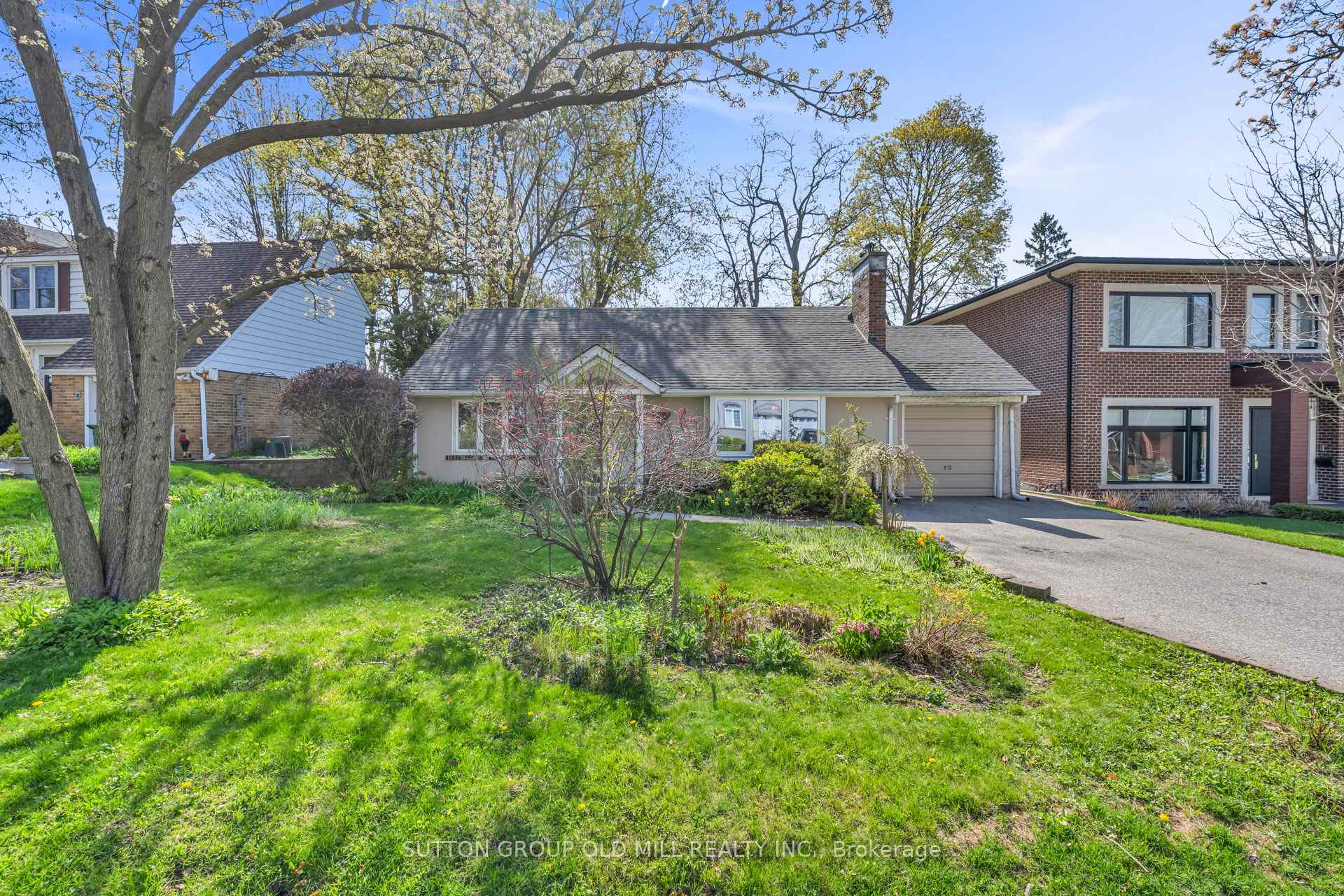 Photo 1 of 29 Robin Hood Road, Etobicoke, Edenbridge-Humber Valley — HOMEH