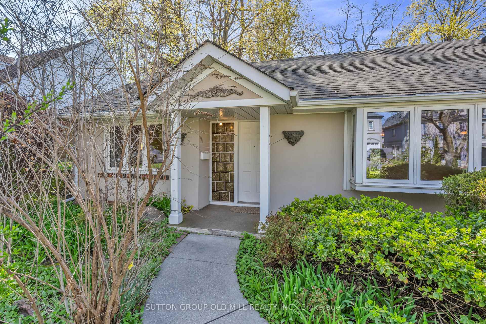 Photo 2 of 29 Robin Hood Road, Etobicoke, Edenbridge-Humber Valley — HOMEH