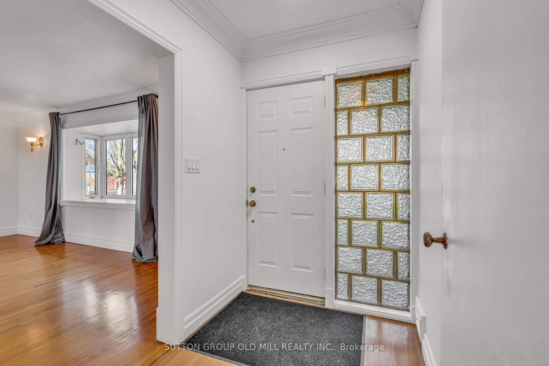 Photo 3 of 29 Robin Hood Road, Etobicoke, Edenbridge-Humber Valley — HOMEH