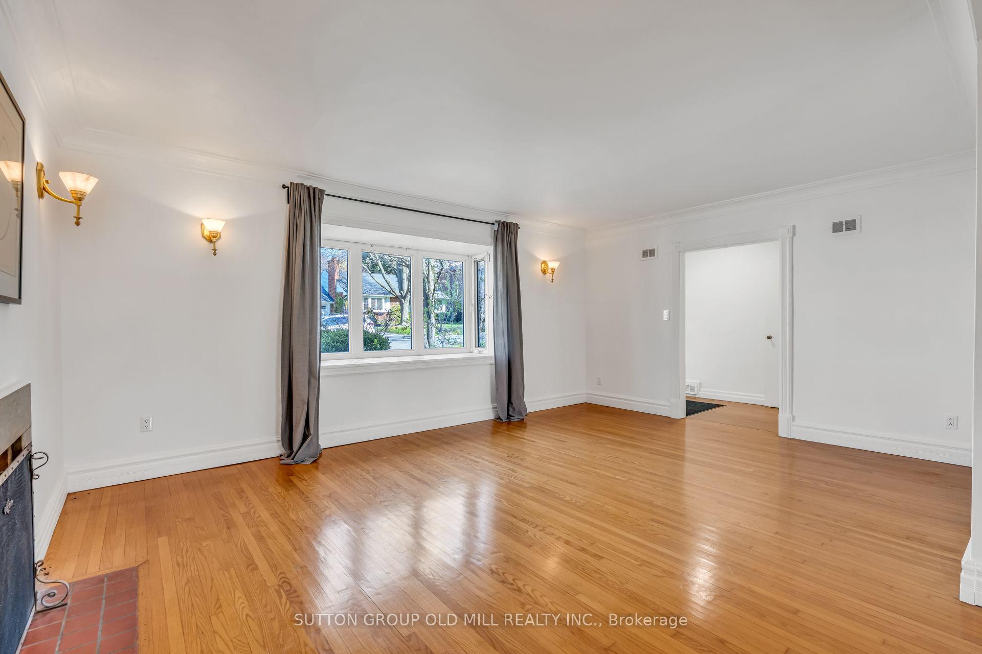 Photo 5 of 29 Robin Hood Road, Etobicoke, Edenbridge-Humber Valley — HOMEH