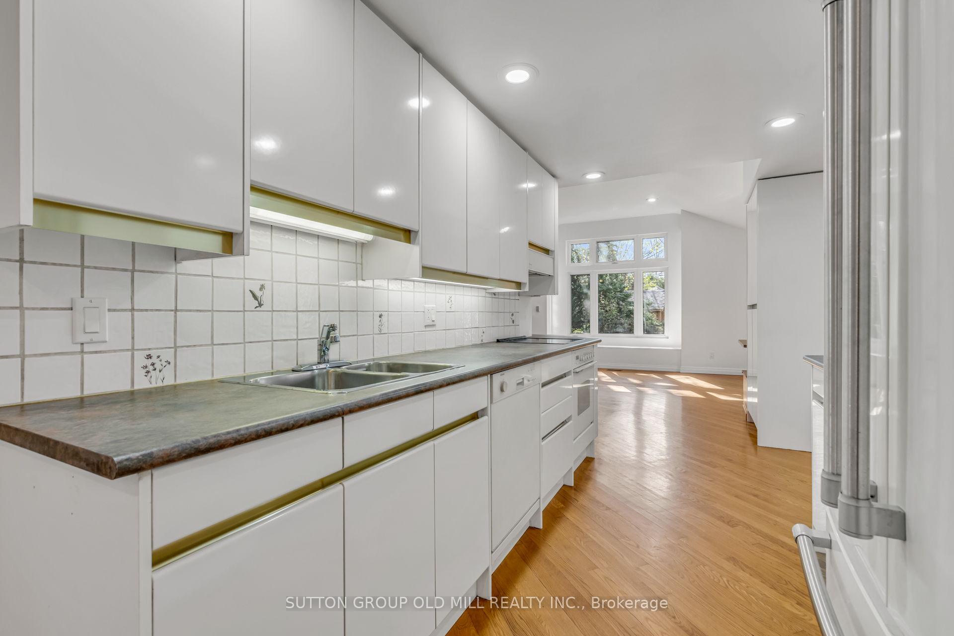 Photo 9 of 29 Robin Hood Road, Etobicoke, Edenbridge-Humber Valley — HOMEH