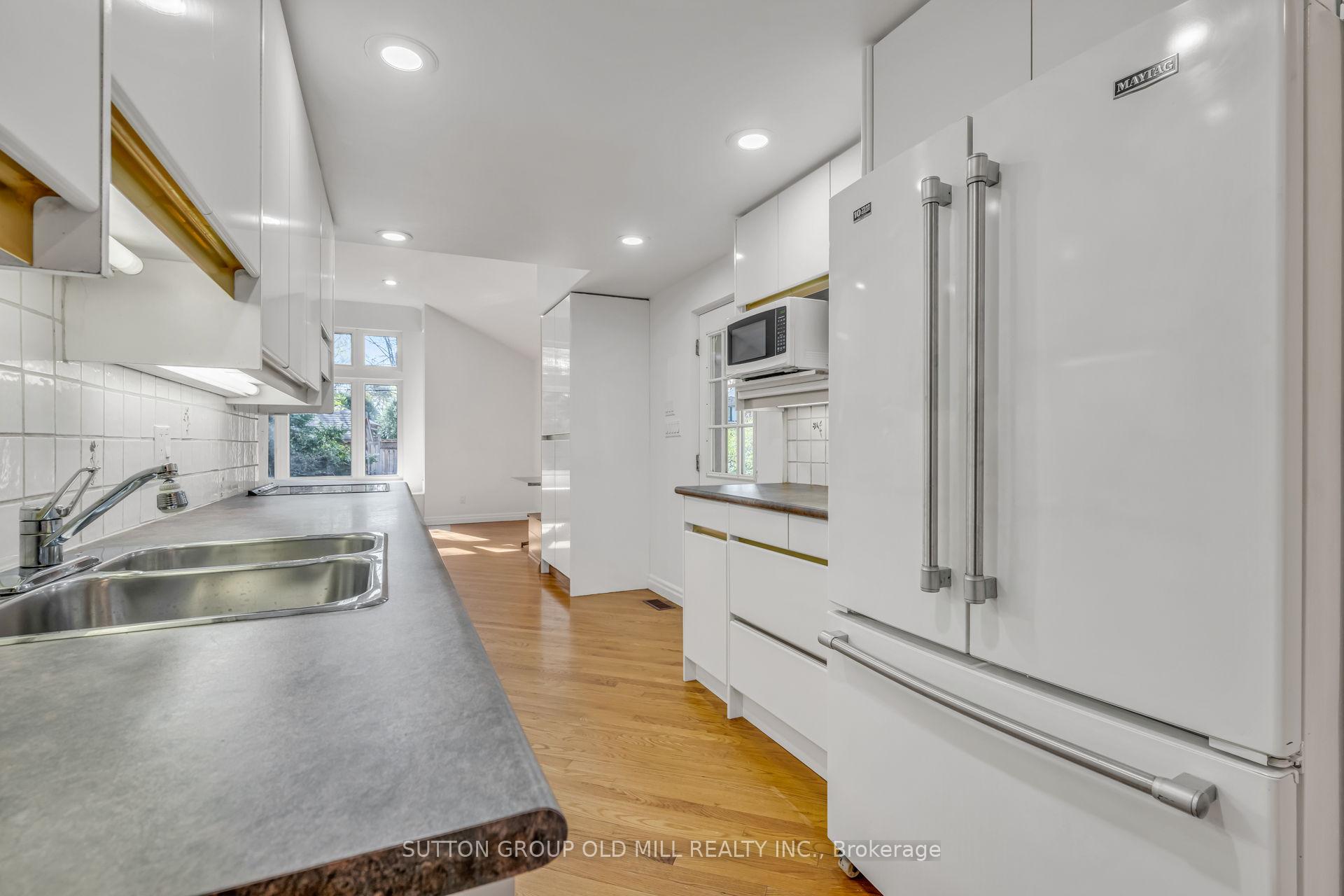 Photo 10 of 29 Robin Hood Road, Etobicoke, Edenbridge-Humber Valley — HOMEH