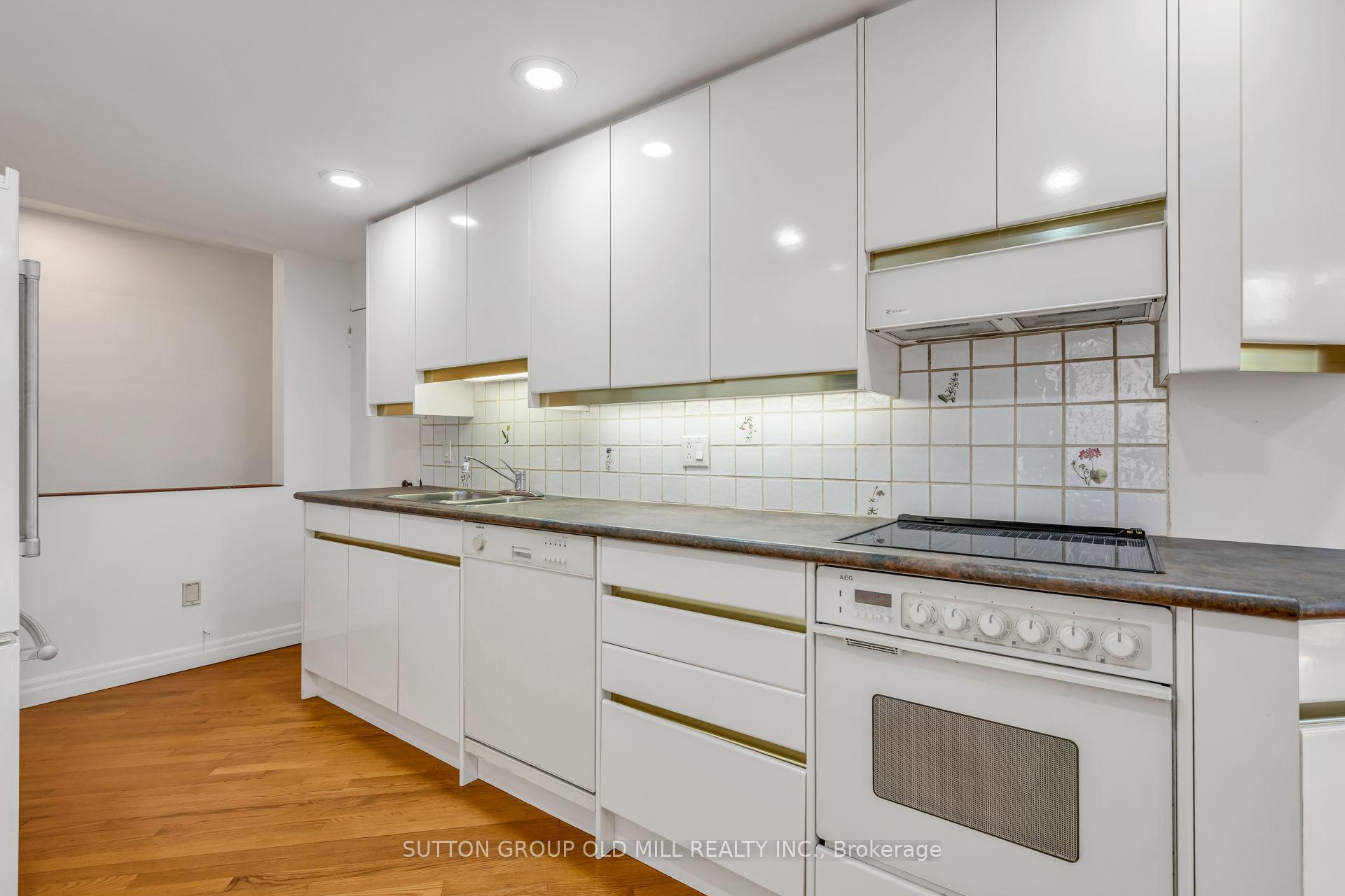 Photo 11 of 29 Robin Hood Road, Etobicoke, Edenbridge-Humber Valley — HOMEH