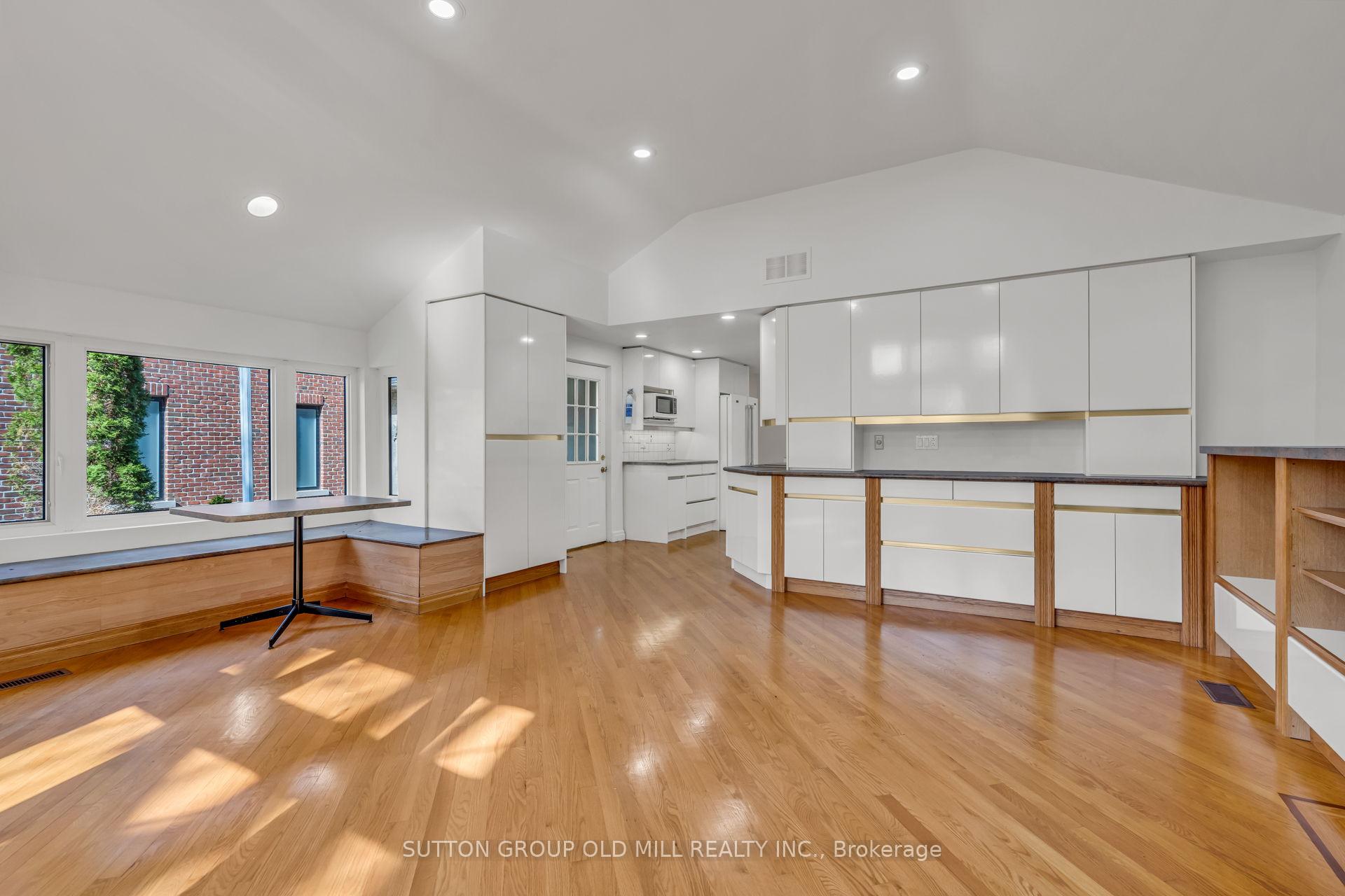 Photo 13 of 29 Robin Hood Road, Etobicoke, Edenbridge-Humber Valley — HOMEH
