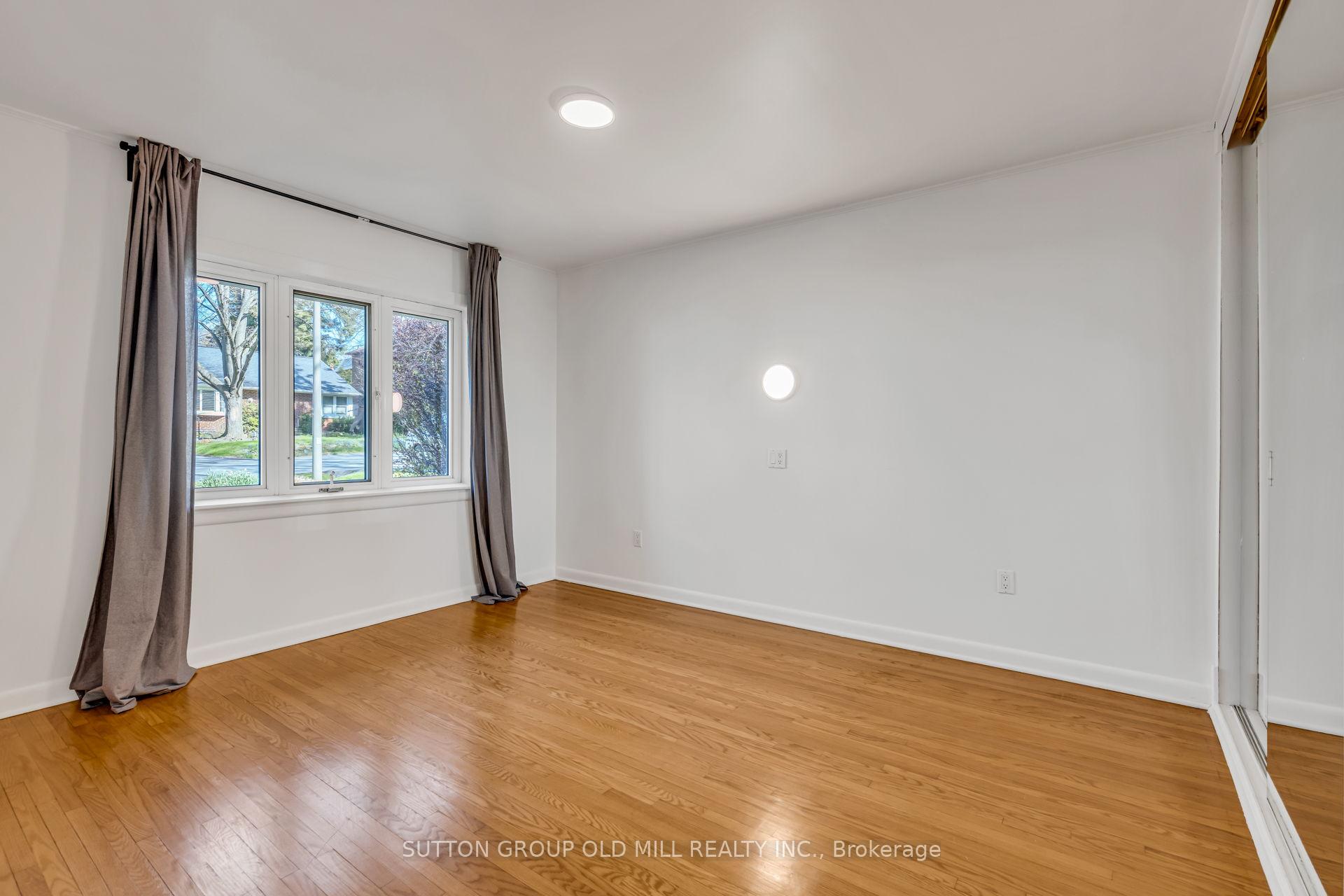 Photo 15 of 29 Robin Hood Road, Etobicoke, Edenbridge-Humber Valley — HOMEH
