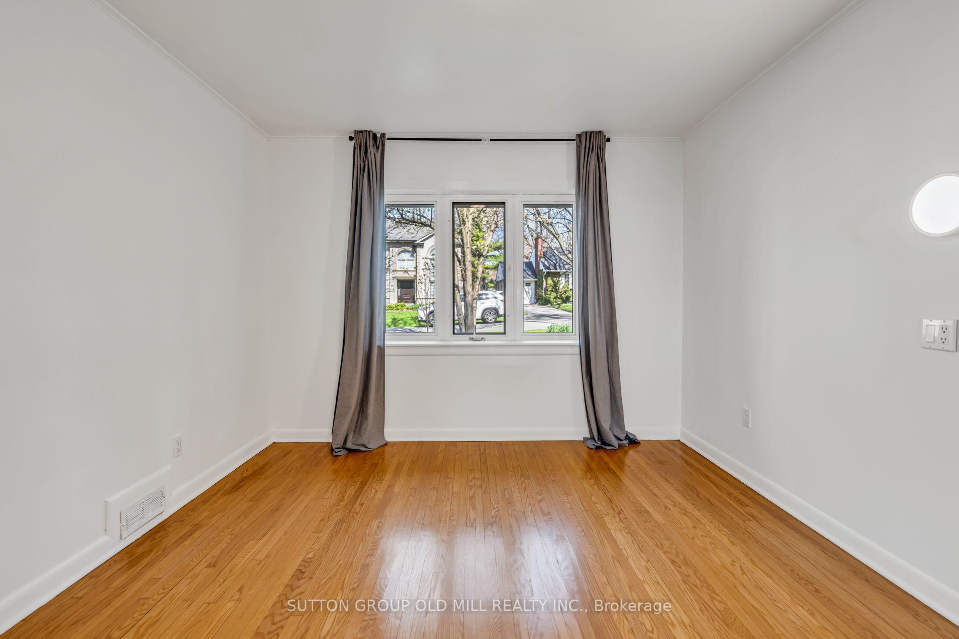 Photo 16 of 29 Robin Hood Road, Etobicoke, Edenbridge-Humber Valley — HOMEH