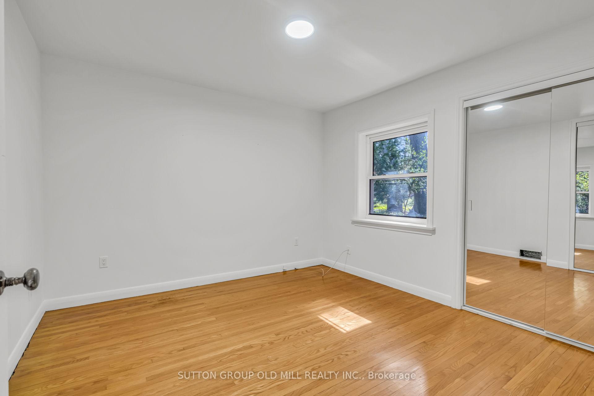 Photo 17 of 29 Robin Hood Road, Etobicoke, Edenbridge-Humber Valley — HOMEH