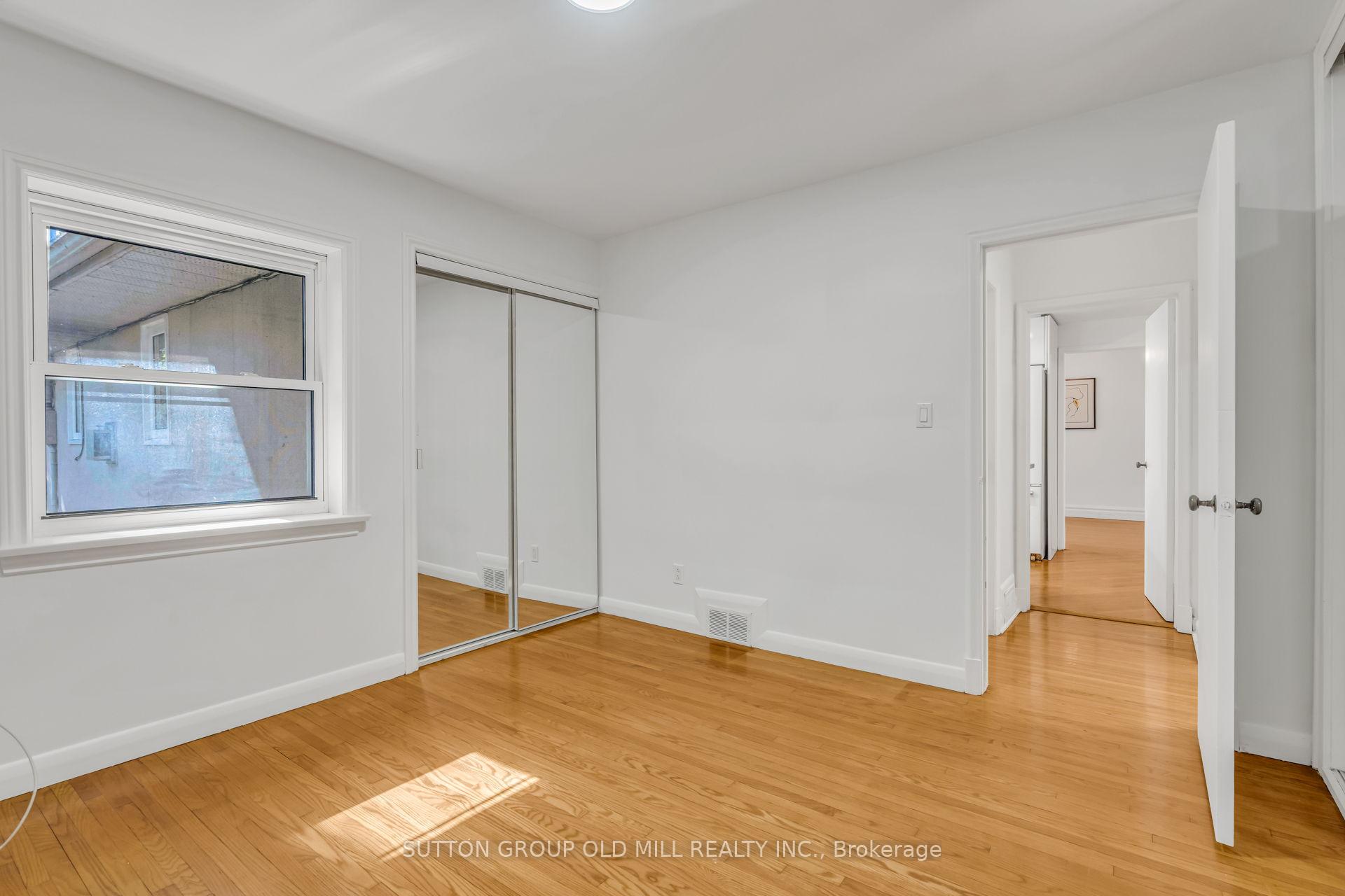 Photo 18 of 29 Robin Hood Road, Etobicoke, Edenbridge-Humber Valley — HOMEH