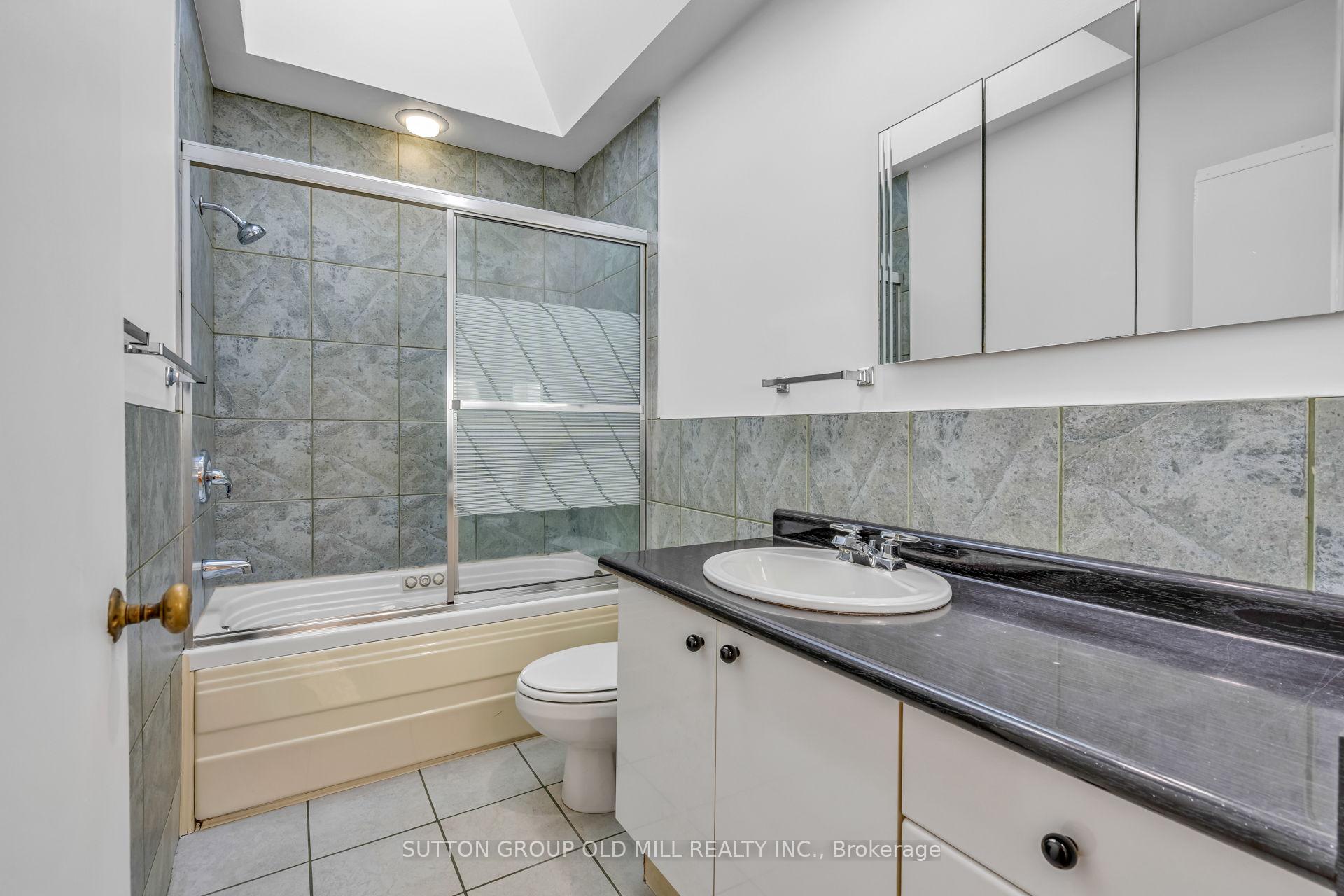 Photo 19 of 29 Robin Hood Road, Etobicoke, Edenbridge-Humber Valley — HOMEH