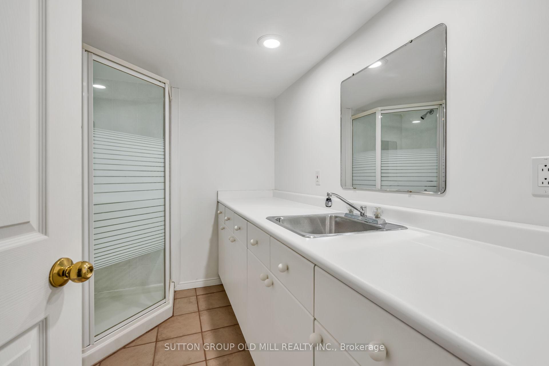Photo 22 of 29 Robin Hood Road, Etobicoke, Edenbridge-Humber Valley — HOMEH