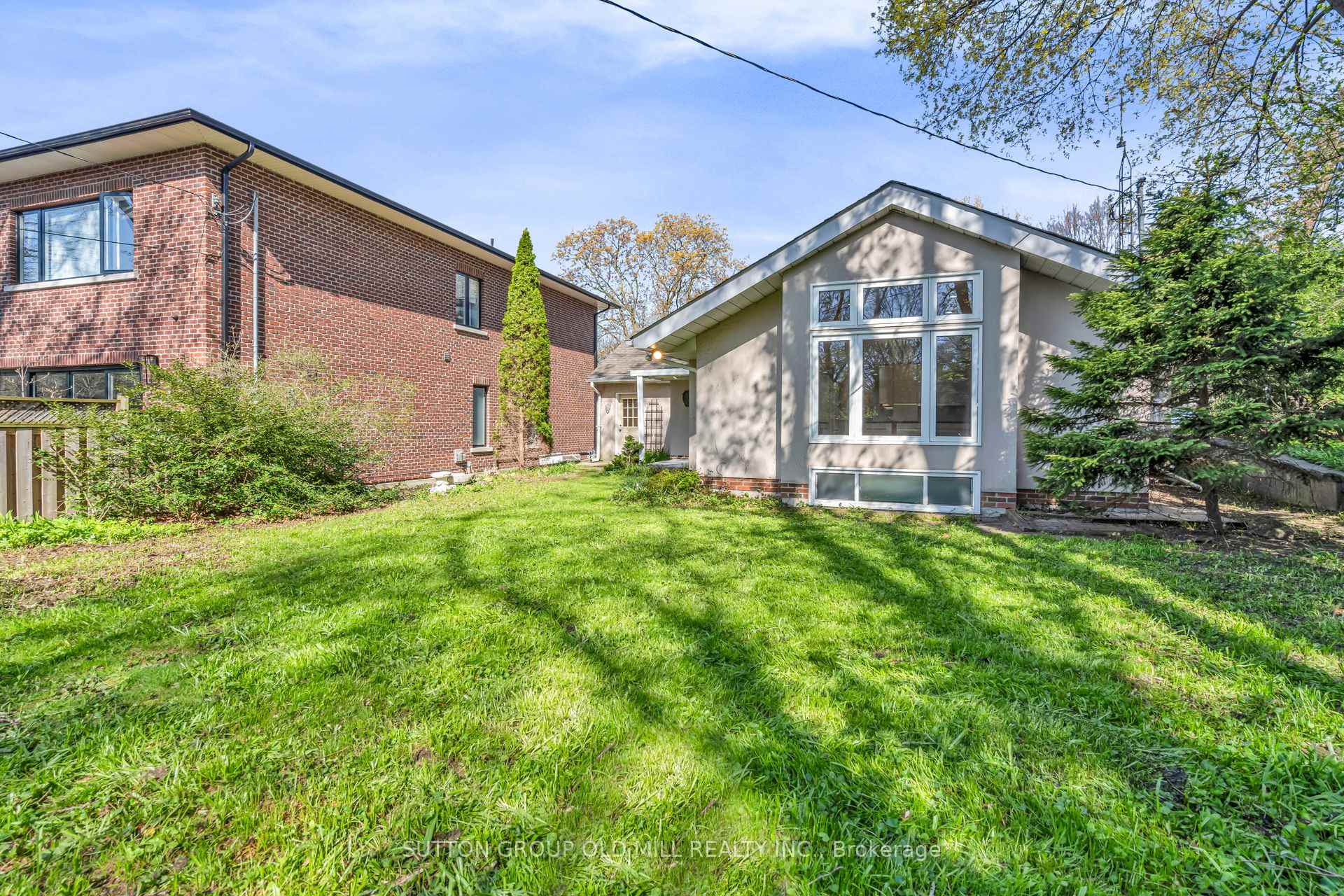 Photo 28 of 29 Robin Hood Road, Etobicoke, Edenbridge-Humber Valley — HOMEH