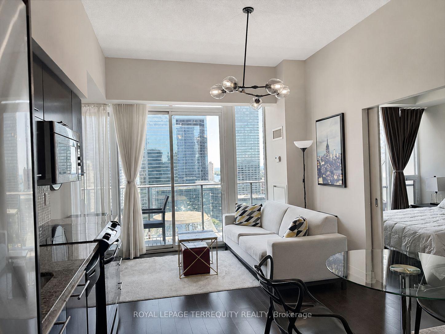 Front of Unit 2209, 126 Simcoe Street