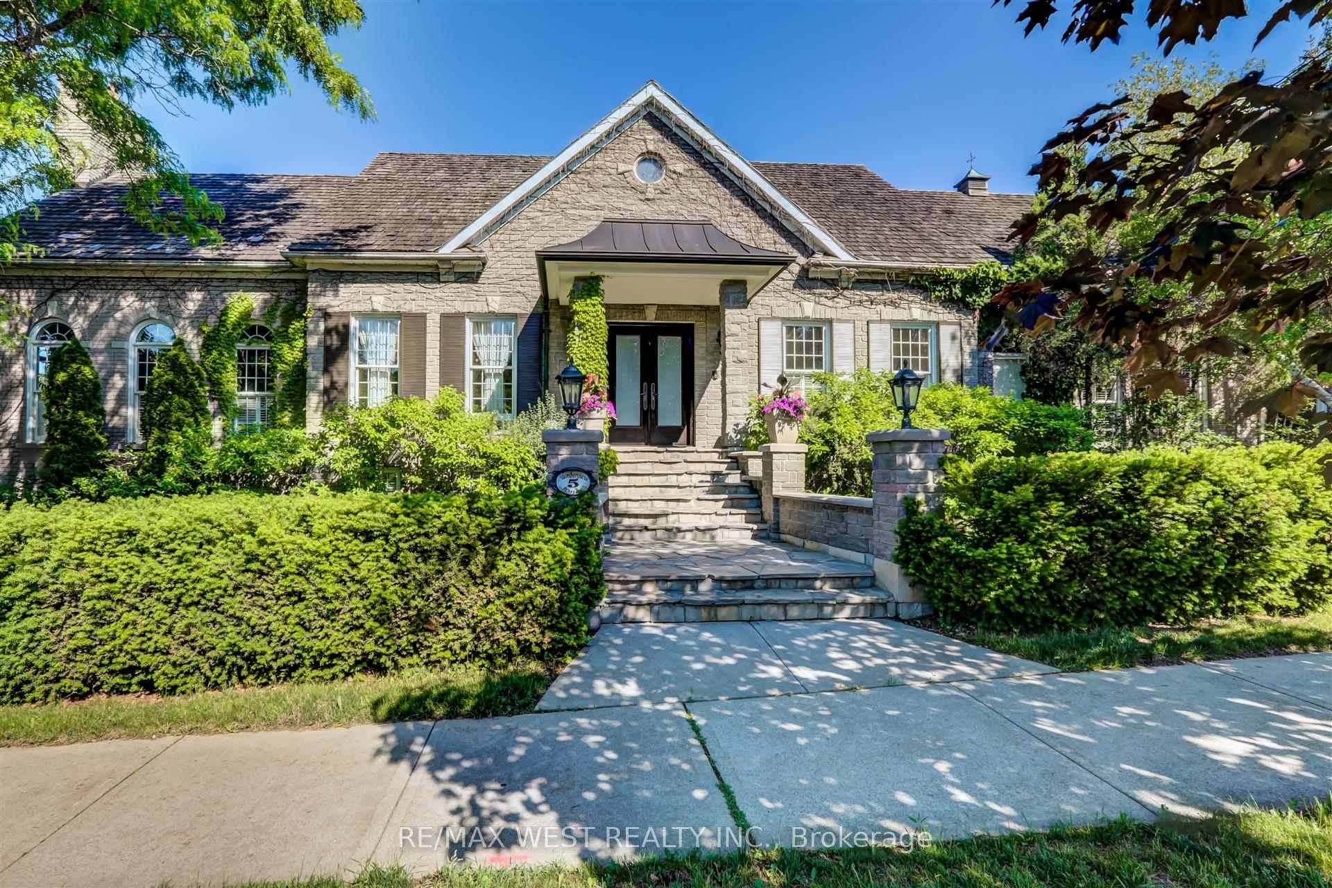 Photo 2 of 5 Humberview Drive, Vaughan, Islington Woods — HOMEH