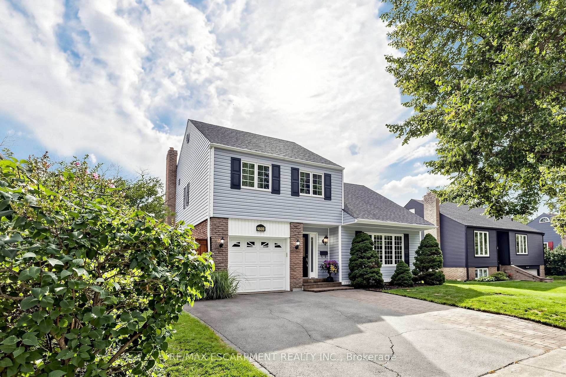 Photo 2 of 2208 Lancaster Crescent, Burlington, Mountainside — HOMEH