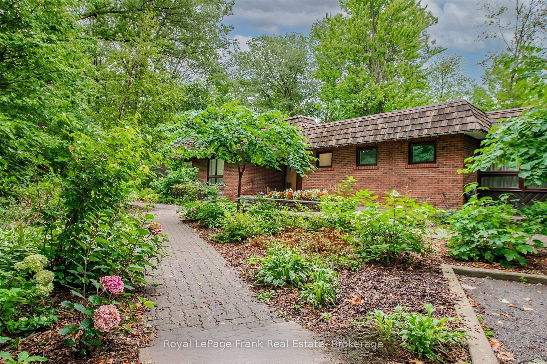 Photo 4 of Unit 102, 1110 Walden Circle, Mississauga, Clarkson — HOMEH