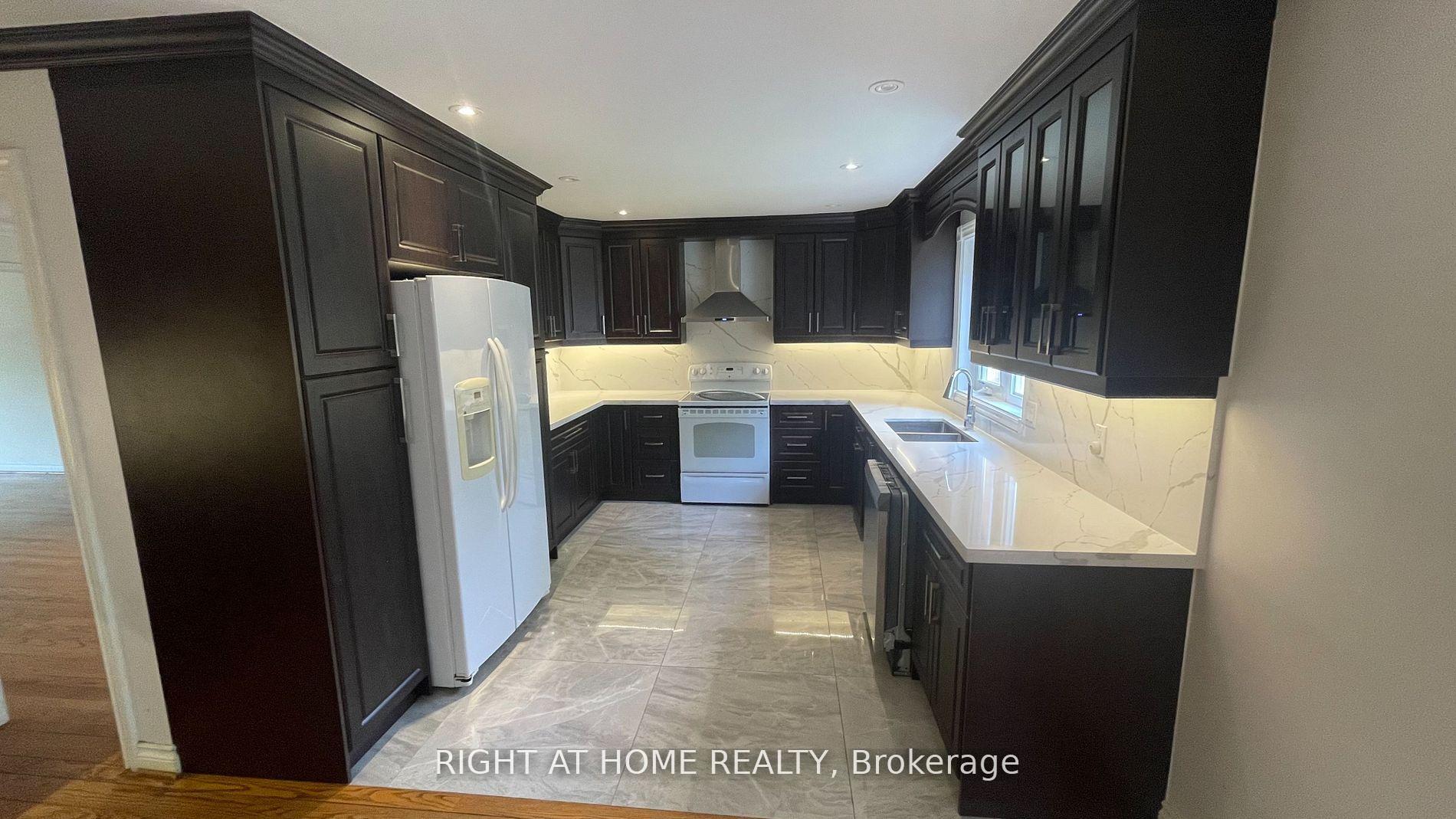 Photo 3 of 15 Agar Crescent, Etobicoke, Islington-City Centre West — HOMEH